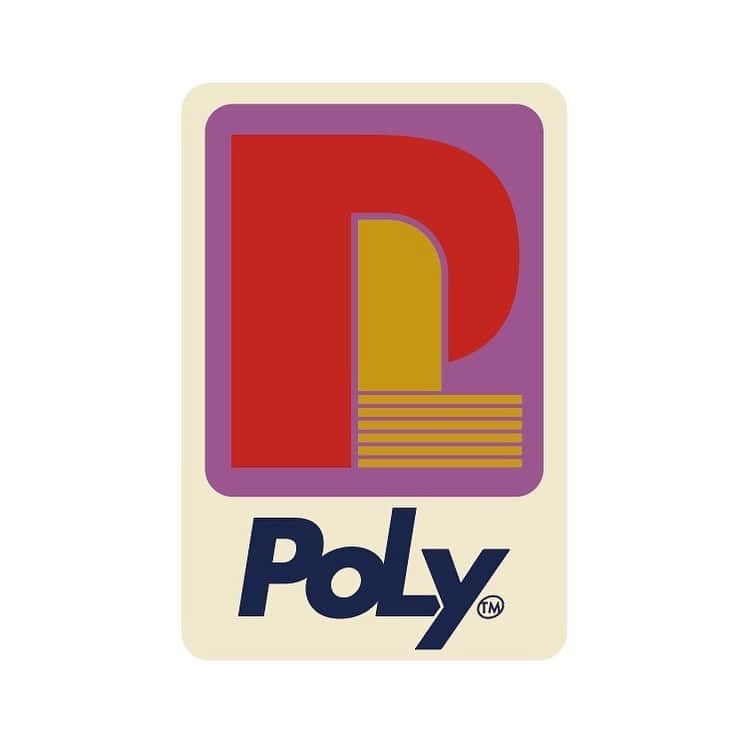 やすだちひろのインスタグラム：「【BRAND RENEWAL】  2023年9月、POLYがブランドリニューアル！ そして新ロゴをついに公開！  POLYの名前の由来"Polyphony"(和音、重なり)の意図を拾ったニューロゴは、ファッションだけでなく音楽との重なりも大きくしていきたいという想いを込めて、尊敬する @nozlegraphics にデザインを依頼させて頂きました。  ヴァイナルのラベルを彷彿させるような新ロゴは、公開間近のアイテムにも新しい風を吹かせ、 今後episode1、2、、、と更新していくPOLYの新シーズンの楽しみを倍増させてくれています。  更に、9月1日、2日の二日間NEW POLY 1st POP UPを開催🕍  ※こちらは明日詳細発表いたします。  POLYがより皆様の生活の中で明るい存在になっていけるよう、精一杯進めていく所存です。引き続きよろしくお願い致します！  また、9月、皆様にお会いできる事をとても楽しみにしています。  POLYデザイナー やすだちひろ  ——————————————— これまでシーズン毎にコレクションとして展開してきたPOLYですが、リニューアルに伴いシーズンレスでの展開を企画。  これまで通りアパレルをメインに置き、ライフスタイル雑貨も展開。さらに、地方でのPOP UPも企画するなど更なるブランド拡大を目指していきます。  皆様の人生の物語を一緒に紡いでいきたいという気持ちを反映させ、ep.(エピソード)1、ep.2、ep.3...と更新。 従来のコレクションでは1度にリリースする型数が多かったため、リニューアル後はこれまでよりも絞ったラインナップで、新作の出る頻度をアップさせたNEWサイクルでお届けします。  近日ep.1、ep.2を同時に公開！ お楽しみに！！」