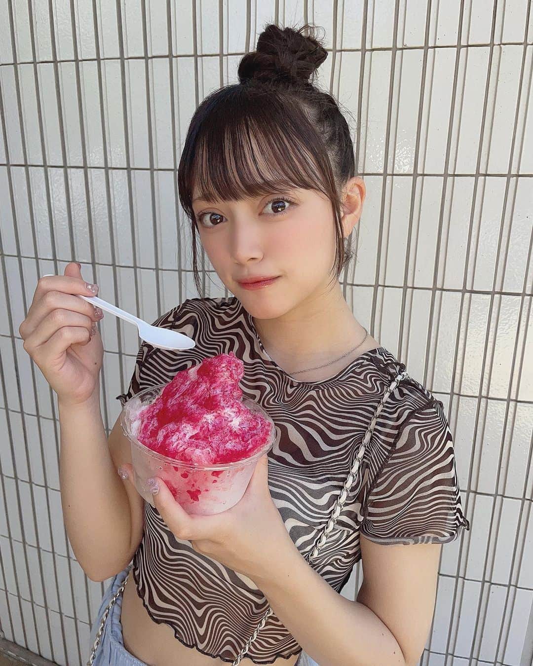 坂本理紗のインスタグラム：「今日はメイクも服もいつもと違う感じ〜!! たまにはありだよね🎶 ・ ・ ・  #アイドル髪型  #アイドル  #地下アイドル  #東京  #品川  #かき氷  #お団子ヘア  #ミニ丈コーデ  #彼女感  #ストリートコーデ  #デートコーデ」