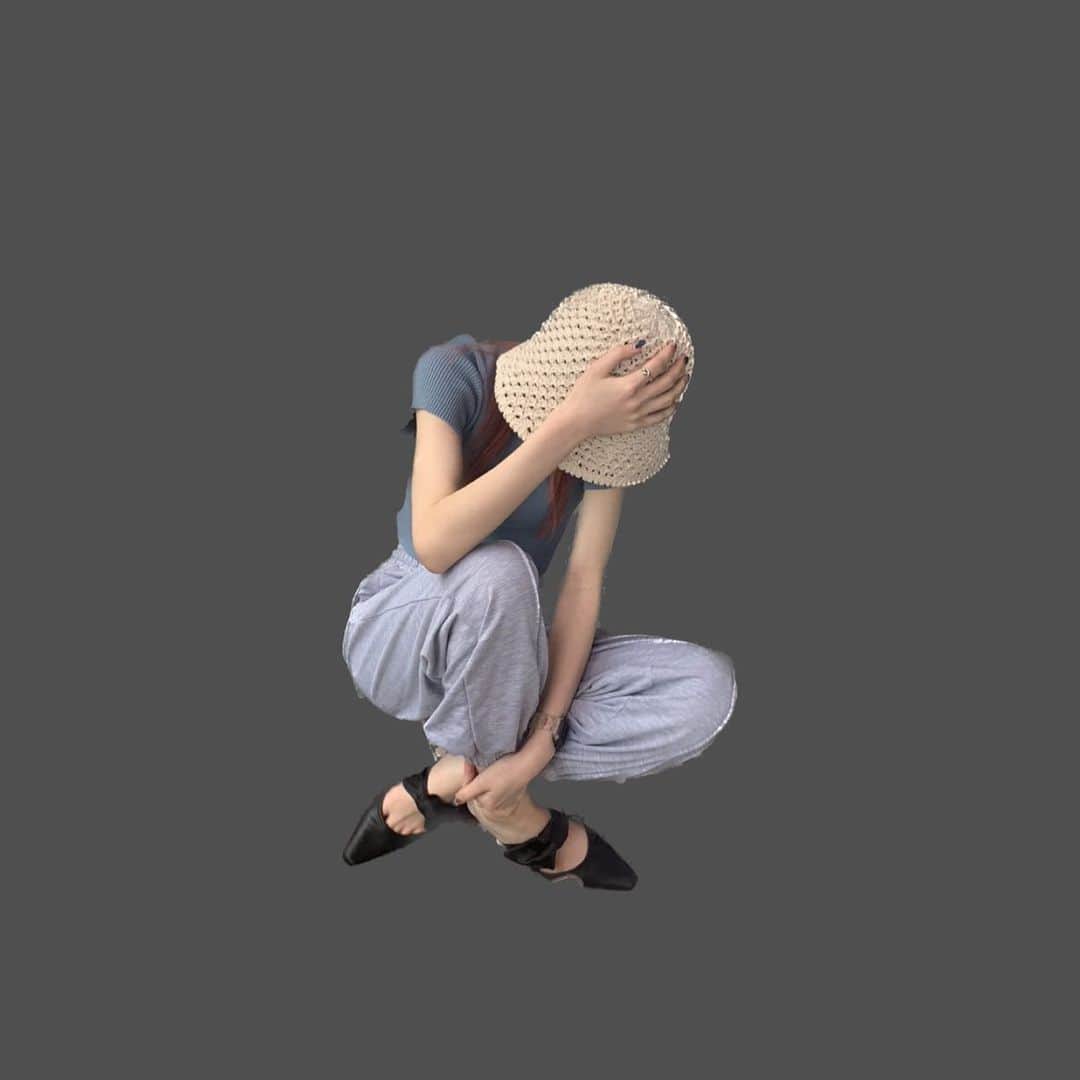 mihoro*のインスタグラム：「. こんばんは 最近調子はどうですか？ 私は長いこと非人間生活を送っていましたが 最近ようやく人間に戻れてきています 嫌なことは立て続けに起きてしまうし 良いことがあるとそろそろ悪いことがおきるなと思ってしまうスーパーネガティブ脳はしっかり仕事をしています それでも人間に戻れてきています 先日あまりにも非人間すぎるこれは良くないと思い車をかっ飛ばして星を見に行ってきました 星はすげえです どんなに私が非人間でもそんなこと関係なしにすこぶる綺麗でした “君たちはすごいね 我々人間を感動させるという任務は行なっていないにもかかわらず我々を感動させてくれているんだね 君たちの知らないところで我々は感動しているよ ありがとう" と星に伝えておきました おかげで無事人間に戻れてきています 人間が好きじゃない時もあるけど日々人間に救われています(今回は星も) 人間(と星)ありがとうな〜！脱•非人間！」
