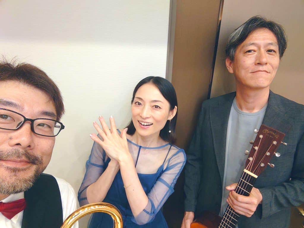 松本英子のインスタグラム：「東京と秋田を🚗✈️行ったり来たりで、 親戚のおばちゃんも、どでしてました（秋田弁で驚いてるの意味w）  そんな昨日は、結婚式でサプライズ🎤を。  guitar 草階亮一さん trombone 諸越俊玲さん halosのお2人と初コラボでした〜🎶  司会の大島貴志子さんも久々に嬉しかったです😚  新郎新婦お幸せに💕」