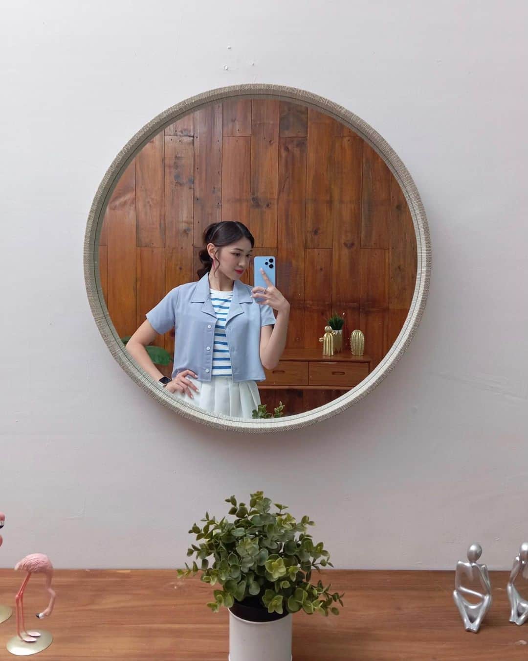 シャニ・インディラ・ナティオのインスタグラム：「New favorite.🩵 #Redmi12」