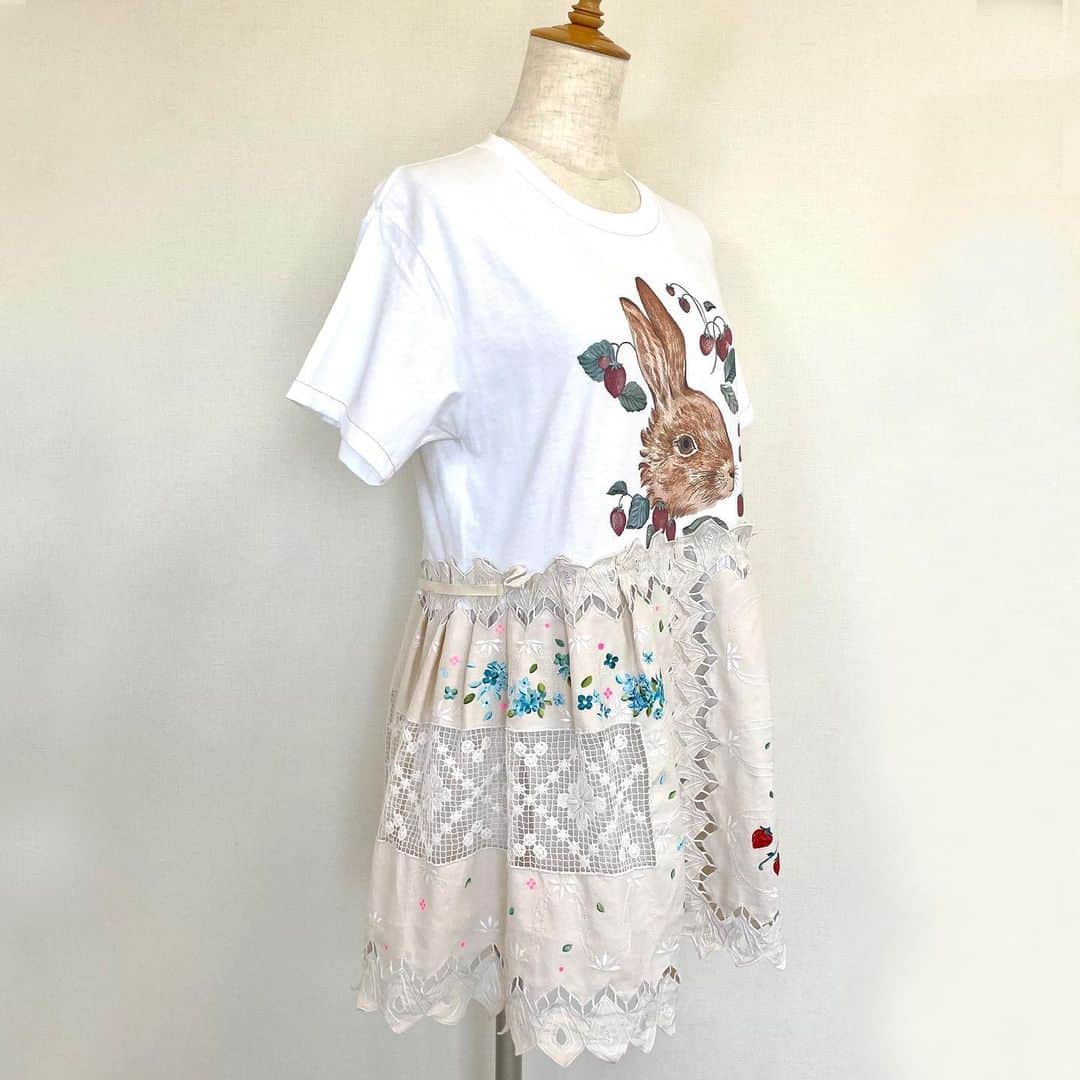 利光春華さんのインスタグラム写真 - (利光春華Instagram)「MULTIPLE MALMELADE水原雅代さんとのコラボレーションアイテム、1点ずつご紹介していきます👗✨  ---------  no.1  strawberry rabbit (複製原画付き)   オリジナル絵画をプリントしたTシャツに、ペイントしたアンティークレースを縫いつけリメイクした1点もの作品。 襟ぐりや袖には、アクセントに蛍光ピンクのステッチ入り。 ネームタグも1点ずつペイントして仕上げました。 ※ネームタグ取り外し可能 ※シリアルナンバー入り ※複製原画の額縁、ペイント入り。  ------- Fashion Designer 水原雅代  文化服装学院卒 アパレルブランドのデザイナーを経て、 1994年（有）MULTIPLE MALMELADE 設立。 1997s/s〜2005-6A/w東京コレクション参加。 -------  #コラボレーションアイテム #洋服 #artwork #illustration #水原雅代 #利光春華」7月30日 21時03分 - harukatoshimitsu