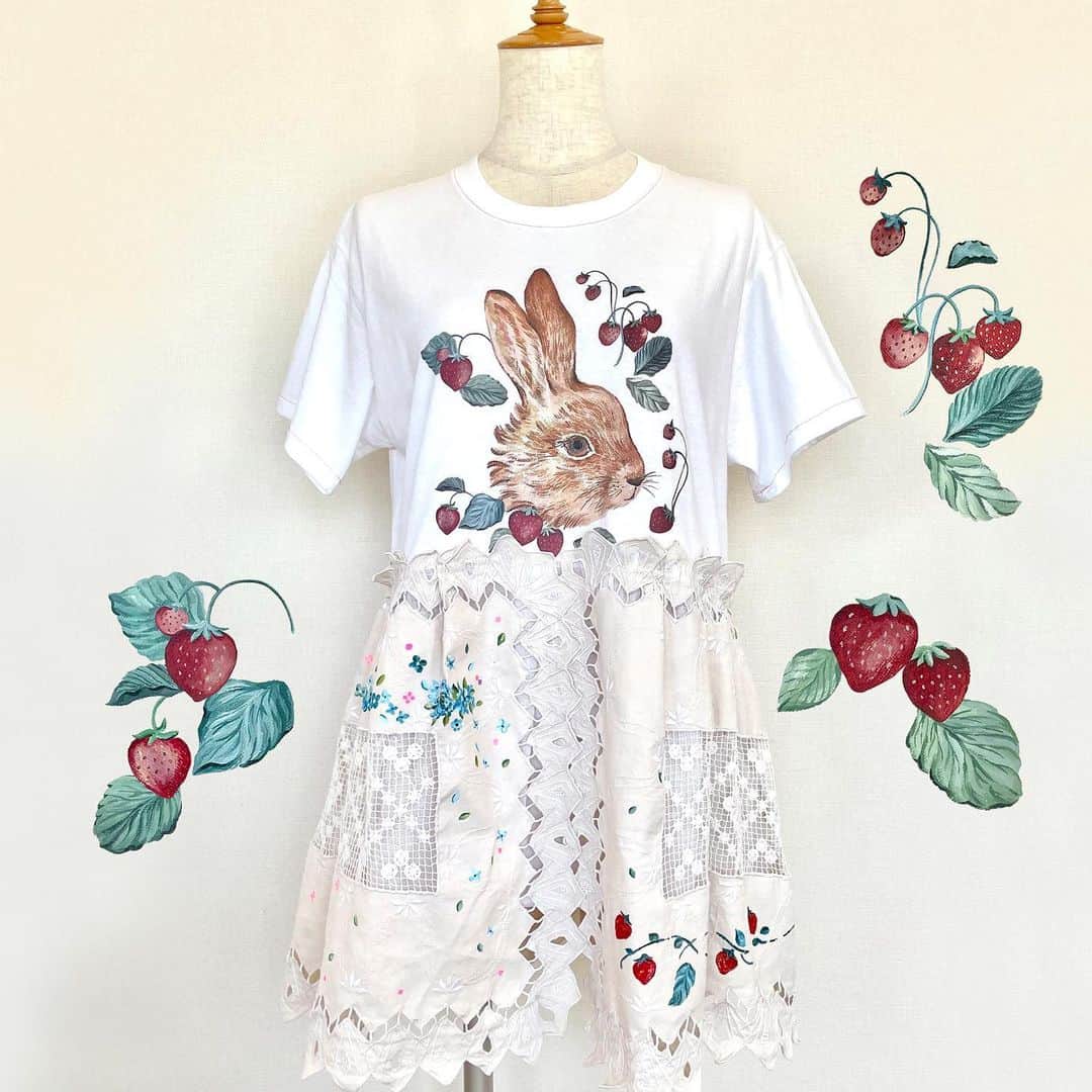 利光春華さんのインスタグラム写真 - (利光春華Instagram)「MULTIPLE MALMELADE水原雅代さんとのコラボレーションアイテム、1点ずつご紹介していきます👗✨  ---------  no.1  strawberry rabbit (複製原画付き)   オリジナル絵画をプリントしたTシャツに、ペイントしたアンティークレースを縫いつけリメイクした1点もの作品。 襟ぐりや袖には、アクセントに蛍光ピンクのステッチ入り。 ネームタグも1点ずつペイントして仕上げました。 ※ネームタグ取り外し可能 ※シリアルナンバー入り ※複製原画の額縁、ペイント入り。  ------- Fashion Designer 水原雅代  文化服装学院卒 アパレルブランドのデザイナーを経て、 1994年（有）MULTIPLE MALMELADE 設立。 1997s/s〜2005-6A/w東京コレクション参加。 -------  #コラボレーションアイテム #洋服 #artwork #illustration #水原雅代 #利光春華」7月30日 21時03分 - harukatoshimitsu