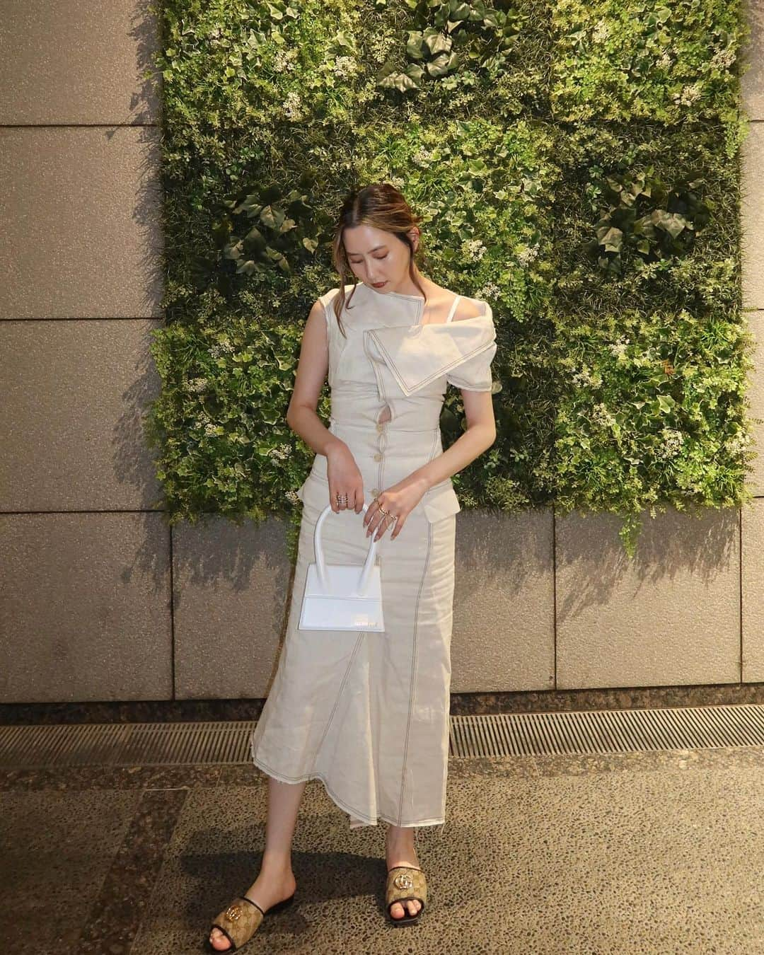 河北麻友子のインスタグラム：「FASHION DRESS&BAG: Jacquemus SANDALS: Gucci #FASHION #OOTD #麻友コーデ」