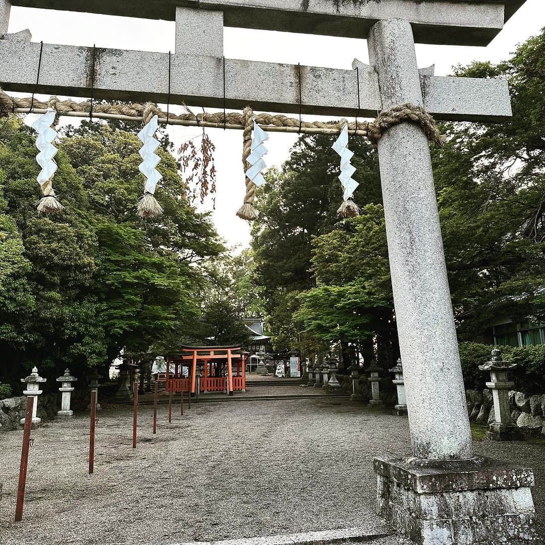 坂東工さんのインスタグラム写真 - (坂東工Instagram)「滋賀県にある龍脈、賀茂神社にオーラアートを奉納させて頂きました🐉  禰宜の岡田能正さんが御祈祷の柱を立て、その光を描いて行ったら…あら不思議🧖🏼 そこには白い太陽が現れました☀️ 数十色を使用したのになぜこの色になったかは未だ不明です🧐  描き終わった時、なぜか声が聞こえるんですよね… たぶん高周波を発していると思います。  岡田さんに祝詞をあげて頂き、無事奉納が完了🙏  ステキな体験でした🦎  お引き合わせ頂いた方々 賀茂神社の皆様 岡田能正さん 心から感謝いたします🙏  #オーラアート #賀茂神社 #滋賀県 #龍脈  #開運 #パワースポット」7月30日 21時05分 - takumimoriyabando