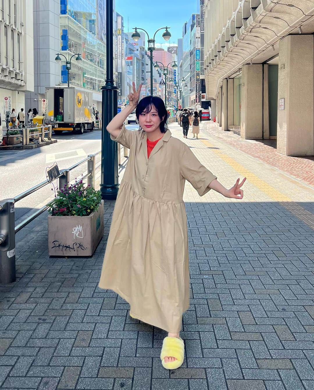 光永さんのインスタグラム写真 - (光永Instagram)「渋谷西武の窓カッコよかったので、辻井に良い感じに撮ってもらった☺️📱 珍しく暖色系コーデです。ワンピース体おおうくらいダボっとして楽ちん。それでいうとUGGサンダルはオールシーズン履けて楽ちん😉 毎日、夏あちぃな〜 ㅤㅤㅤㅤㅤㅤㅤㅤㅤㅤㅤㅤ ワンピース：#libracue Tシャツ：#johnlawrencesullivan  サンダル：#ugg ㅤㅤㅤㅤㅤㅤㅤㅤㅤㅤㅤㅤ #ootd #outfit #shibuyasnap #ワンピースコーデ #夏コーデ #ベージュワンピース #japan #shibuyasky」7月30日 21時07分 - hinata_official__