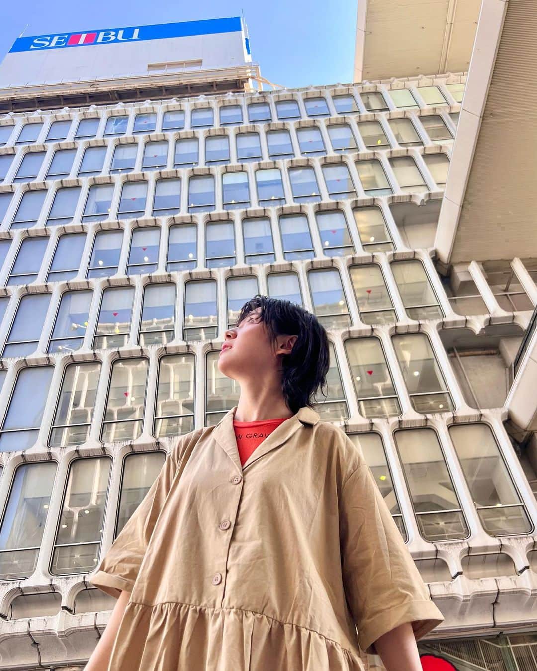 光永さんのインスタグラム写真 - (光永Instagram)「渋谷西武の窓カッコよかったので、辻井に良い感じに撮ってもらった☺️📱 珍しく暖色系コーデです。ワンピース体おおうくらいダボっとして楽ちん。それでいうとUGGサンダルはオールシーズン履けて楽ちん😉 毎日、夏あちぃな〜 ㅤㅤㅤㅤㅤㅤㅤㅤㅤㅤㅤㅤ ワンピース：#libracue Tシャツ：#johnlawrencesullivan  サンダル：#ugg ㅤㅤㅤㅤㅤㅤㅤㅤㅤㅤㅤㅤ #ootd #outfit #shibuyasnap #ワンピースコーデ #夏コーデ #ベージュワンピース #japan #shibuyasky」7月30日 21時07分 - hinata_official__