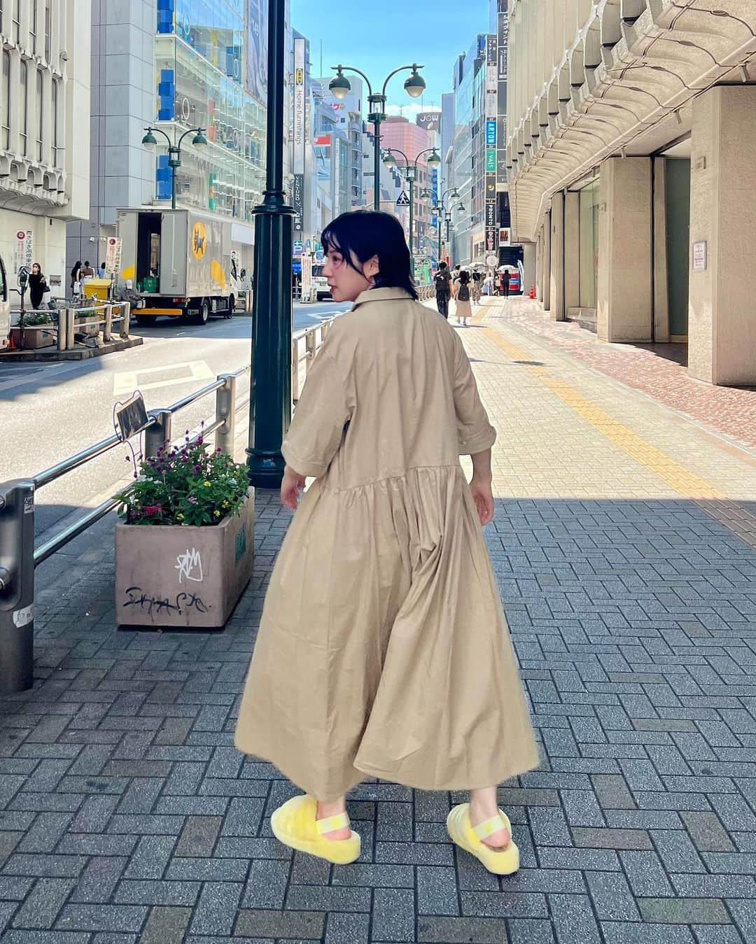 光永さんのインスタグラム写真 - (光永Instagram)「渋谷西武の窓カッコよかったので、辻井に良い感じに撮ってもらった☺️📱 珍しく暖色系コーデです。ワンピース体おおうくらいダボっとして楽ちん。それでいうとUGGサンダルはオールシーズン履けて楽ちん😉 毎日、夏あちぃな〜 ㅤㅤㅤㅤㅤㅤㅤㅤㅤㅤㅤㅤ ワンピース：#libracue Tシャツ：#johnlawrencesullivan  サンダル：#ugg ㅤㅤㅤㅤㅤㅤㅤㅤㅤㅤㅤㅤ #ootd #outfit #shibuyasnap #ワンピースコーデ #夏コーデ #ベージュワンピース #japan #shibuyasky」7月30日 21時07分 - hinata_official__