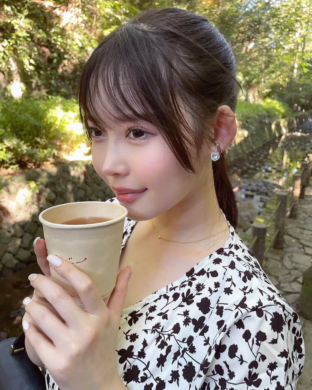 のインスタグラム：「仲良い友達がアクセサリーのオンラインショップ始めたの💓  私はピアスの穴空いてないから、ピアスをイヤリングにできるやつももらった！  2枚目の、アクセサリーを入れてくれる袋もかわいい😍  キラキラで可愛いくてデイリー使いしやすいアクセサリーがたくさんあるよ✨ プレゼントにもよさそう☺️💕  @charming_japan  #アクセサリー#キラキラ#ピアス#イヤリング」