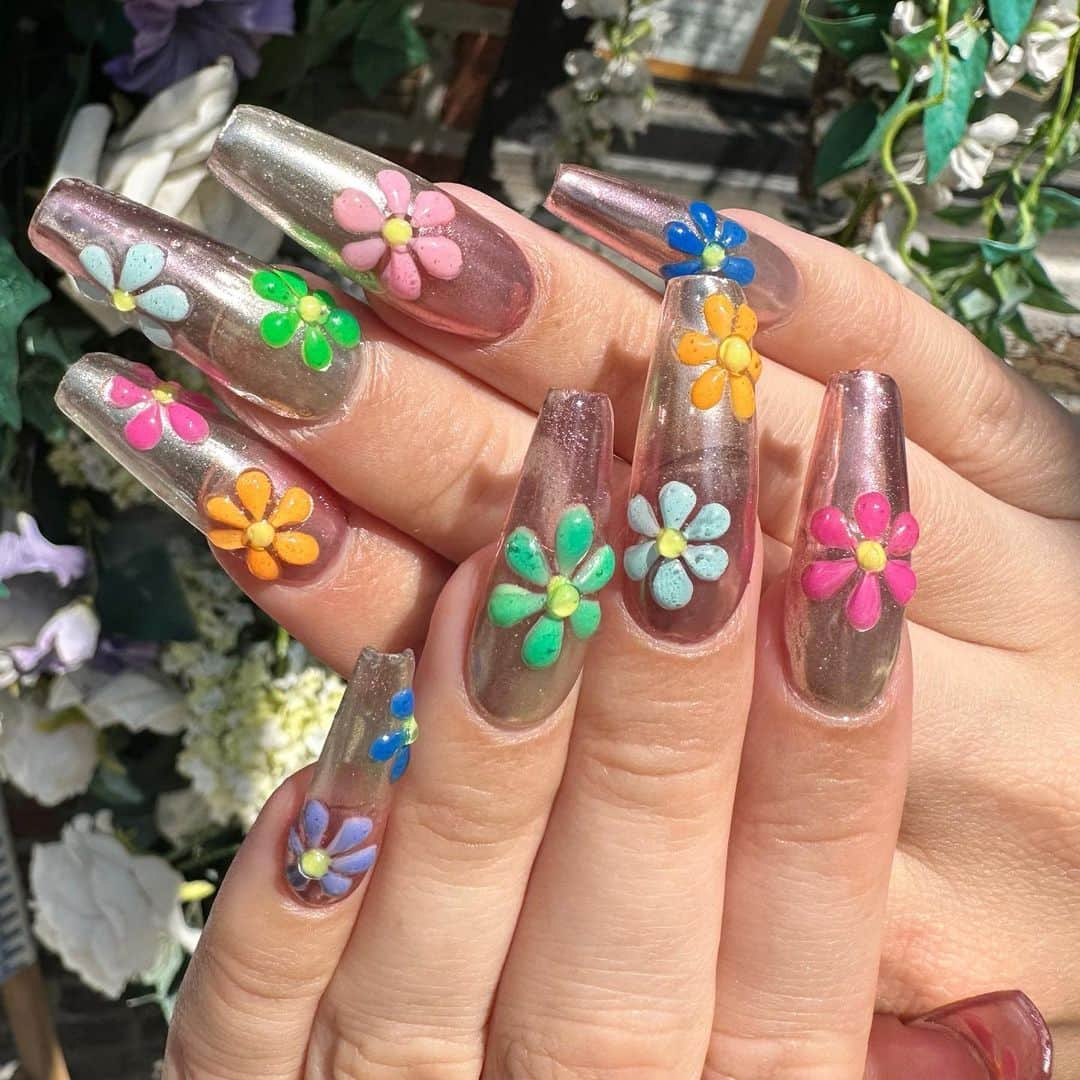 安田直美のインスタグラム：「🌸🌸🌸 @annatrevelyan 🌸🌸🌸 #chromenails #3dnails」