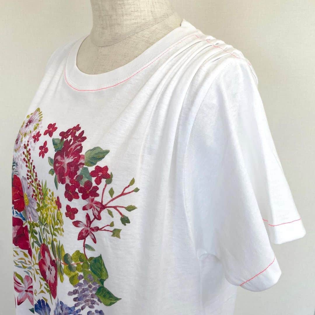 利光春華さんのインスタグラム写真 - (利光春華Instagram)「no.2 flower (複製原画付き)  オリジナル絵画をプリントしたTシャツに、レースを縫いつけワンピース風ロングTシャツにリメイクした1点もの作品。  襟ぐりや袖には、アクセントに蛍光ピンクのステッチ入り。 リボンにワンポイントのペイントや、ネームタグも1点ずつペイントし仕上げました。  ※ネームタグ取り外し可能 ※シリアルナンバー入り ※複製原画の額縁、ペイント&サイン入り。  ------- Fashion Designer 水原雅代  文化服装学院卒 アパレルブランドのデザイナーを経て、 1994年（有）MULTIPLE MALMELADE 設立。 1997s/s〜2005-6A/w東京コレクション参加。 -------  #コラボレーションアイテム #洋服 #artwork #illustration #水原雅代 #利光春華」7月30日 21時19分 - harukatoshimitsu
