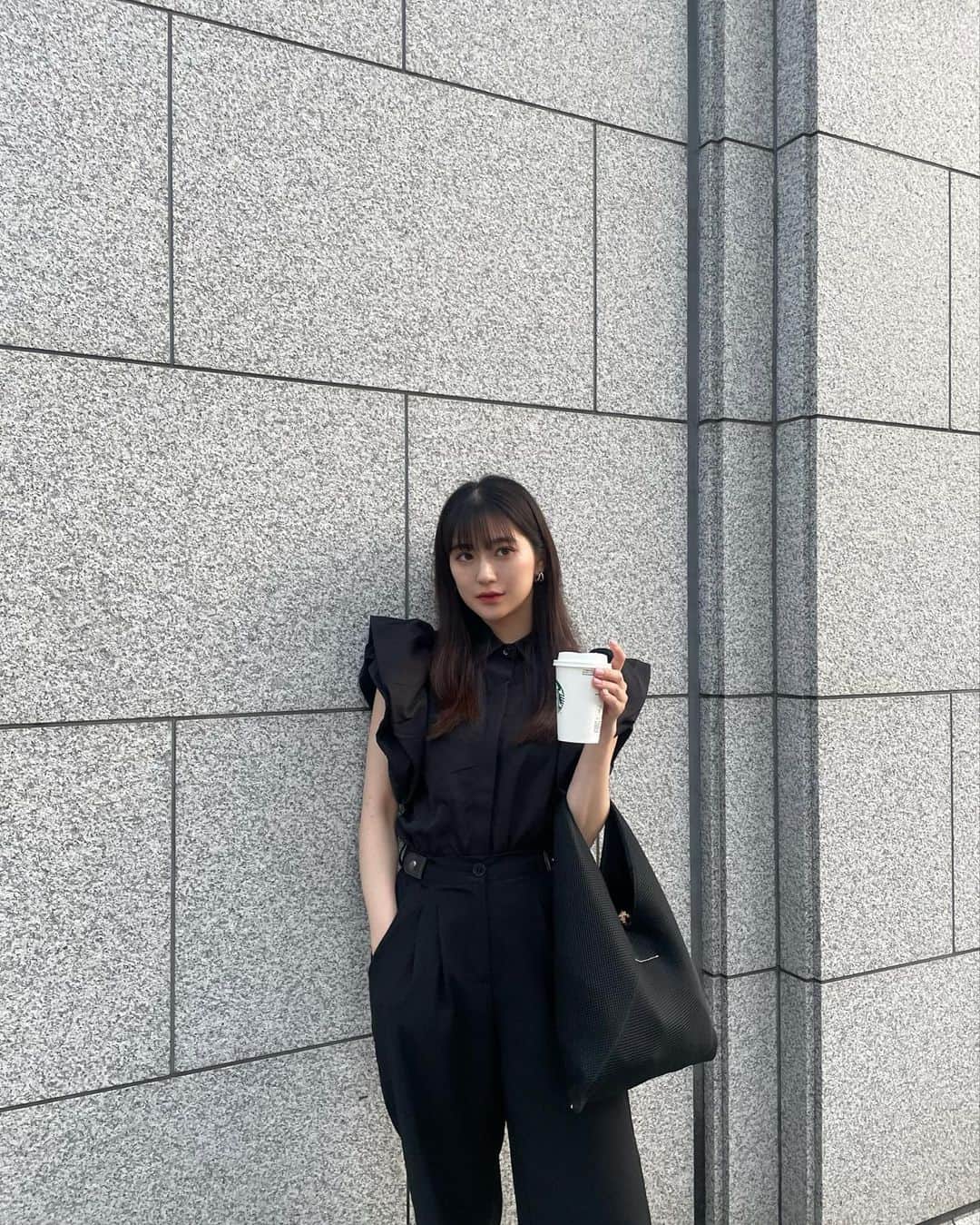 かなこのインスタグラム：「SHEIN🖤 モノクロコーデ集🦨 全部つかえる〜🖤  1枚目のブラウスと3枚目のスカート、高見え！  またクーポン使ってね🖤 私も自分のクーポンいつも使ってる✌🏾 ▶︎▶︎kanako 15-20%off🖤  @shein_japan #SHEIN#SHEINforAll#SHEINコーデ#SHEIN購入品  1枚目 ◆ブラウス→15474350  2枚目 ◆セットアップ(M)→14285845 ◆バッグ→14360514  3枚目 ◆トップス(M)→12571847 ◆スカート(M)→17598111」