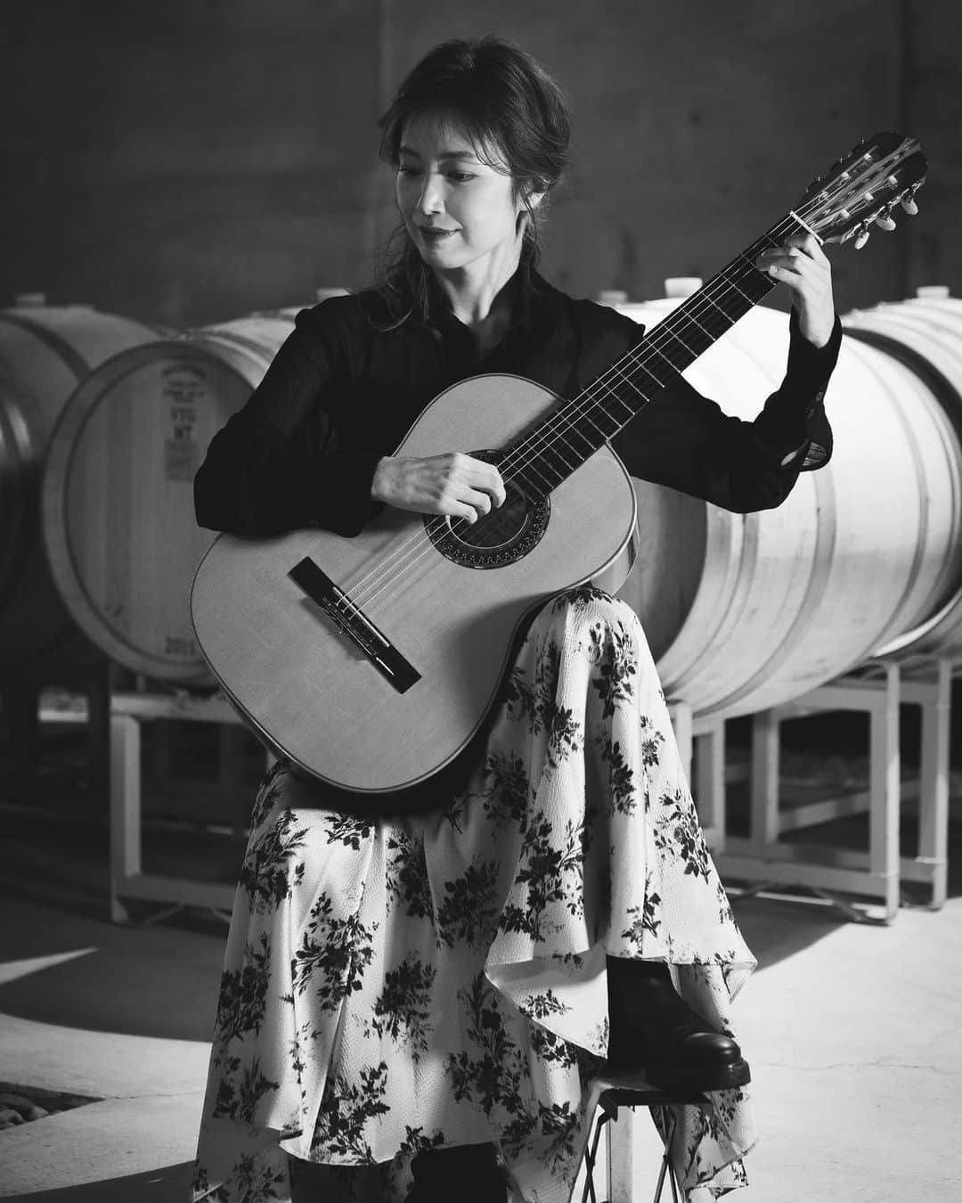 村治佳織さんのインスタグラム写真 - (村治佳織Instagram)「photo series on Instagram. Colaborate with Kyota Hashimoto.@kyoootagram  All photos was taken at winery of GRACE WINE.  hairandmakeup @mii.to_hairmake インスタ写真館シリーズ。　  Guitar: Jose Luis Romanillos'01  ワインとギターと  グレイスワインさま @gracewine_1923 のワイナリーを訪れたときの　 写真を順次、投稿中です。　 撮影: 橋本恭太さん @kyoootagram」7月30日 21時12分 - kaorimurajiofficial