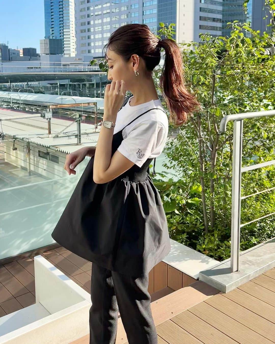 金子麻貴のインスタグラム：「昨夜のライブで着ていたドッキングキャミ🩷  ずっとアップ出来てなかったのでブラックとネイビーのコーデを一緒に。一番最後に動画もあります🙌🏻  一緒に合わせてるロゴTとリブタンクトップも明日再販です！この組み合わせ間違いなく可愛いのでロゴシリーズお持ちの方は是非ニットキャミと🩷  ライブのコスメの品番とかまた詳しくストーリーズ載せますね🥺🙏  #fashion#outfit#regleam#chanel#夏コーデ#ニットキャミ#重ね着コーデ#レイヤードコーデ#ロゴt#白T#タンクトップ#ママコーデ#ポニーテール」