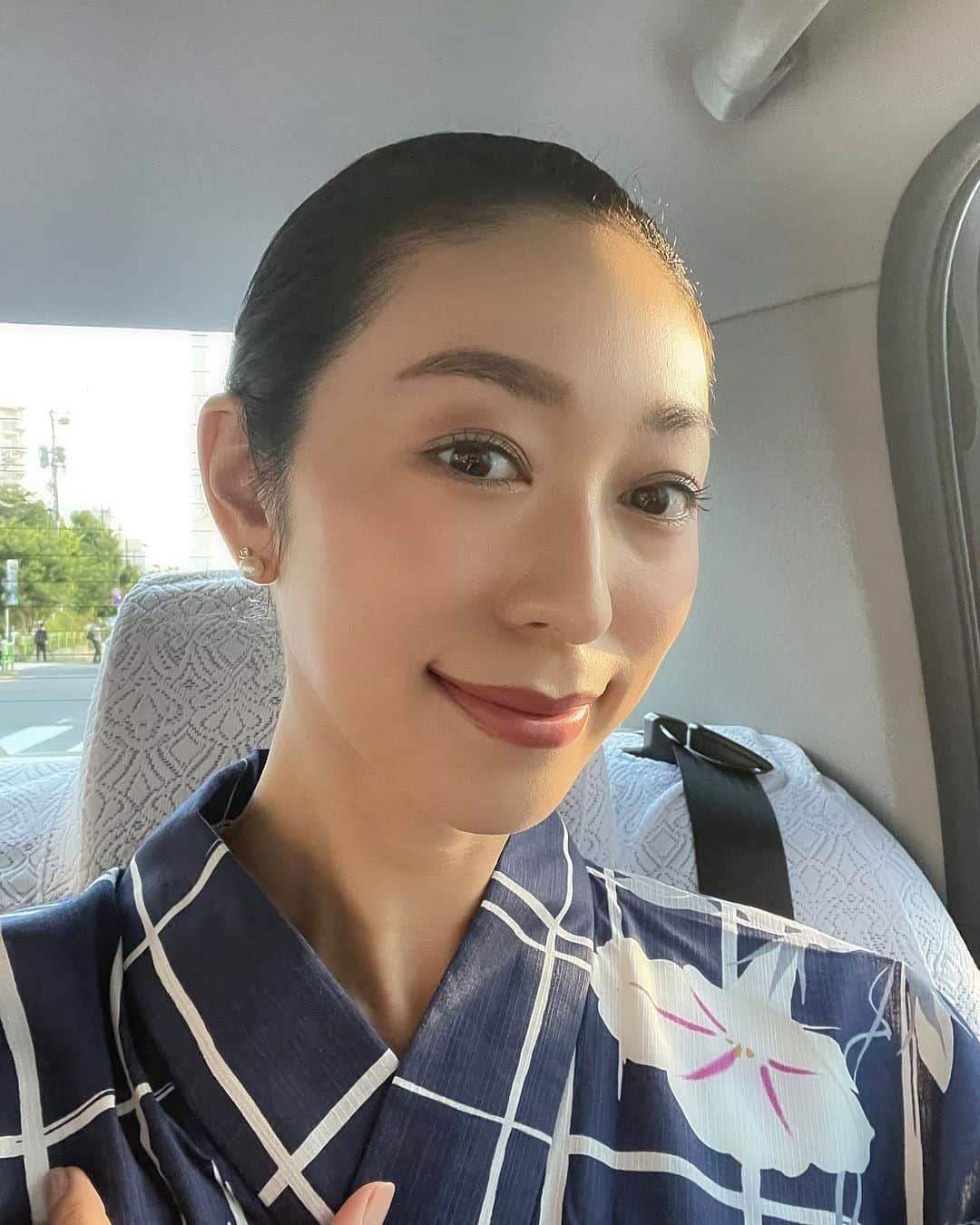 熊澤枝里子さんのインスタグラム写真 - (熊澤枝里子Instagram)「・ 今年初浴衣🎐 みんなで着ると気分もより盛り上がる☺️🧡  去年に引き続き、今年も自分で着付けしました。 見えてないけど、帯は去年と違うアレンジに。 久しぶりに着ると、浴衣楽しいな👘 去年着た時に、帯紐があればより締まるのになぁと思っていたら、蚤の市的なところに行った時にふと見つけので帯紐をゲット。 着物の着付け師さんがやっていたような技を、思い出しつつ真似してみました。  着物も浴衣も、色や柄合わせが洋服より自由で面白いよね。奥深き世界だ。 和装すき🫶🤍 着る機会をもっと増やしたいな！  #浴衣 #2023夏 #夏祭り」7月30日 21時15分 - kumazawa_eriko