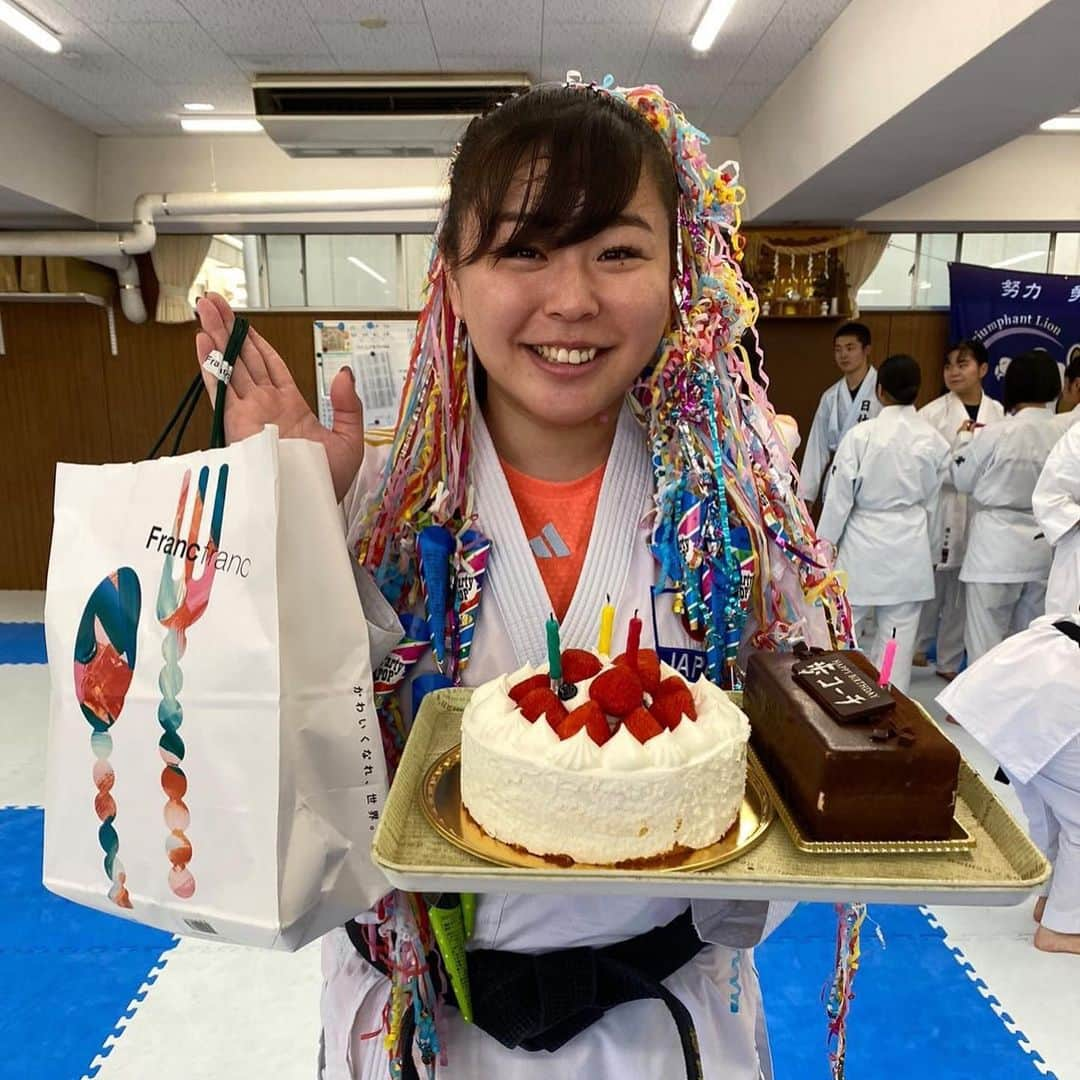 植草歩のインスタグラム：「いつも父母会の皆様❤️❤️❤️ 素敵なケーキ🍰の準備をありがとうござきます！ そして生徒たちもプレゼント🎁ありがとう🫰🏻💗」