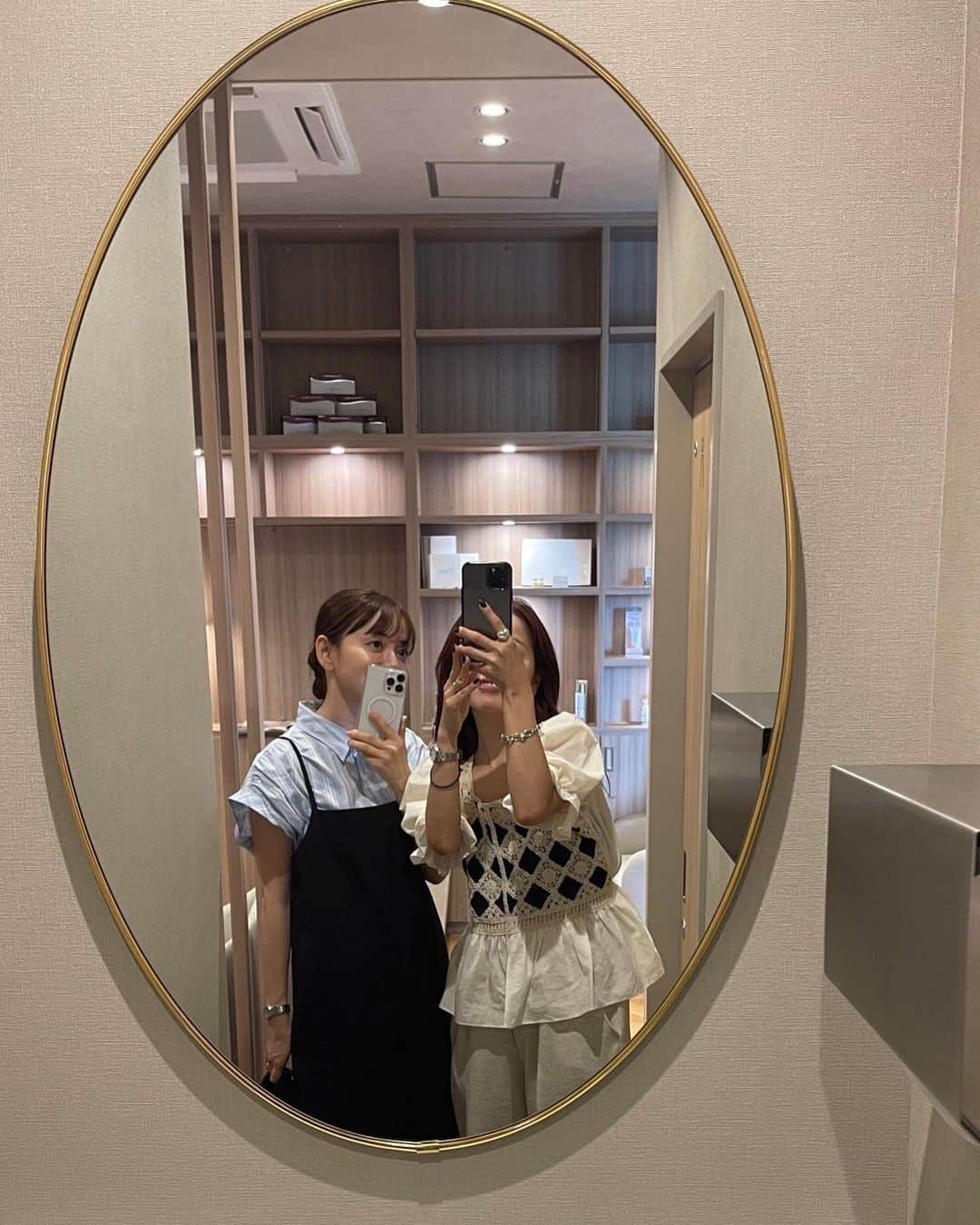 おまめ（Miki）のインスタグラム：「美容❤︎ in多田クリニック（倉敷） ⁡ ⁡ ⁡ ずっと気になっていた美容クリニック・・ 遂に行ってきました🪄 ⁡ 興味はあったけど一人で調べて予約するって事が なかなか出来なくて（苦手） なちゅの予約について行ったよ🥹 ⁡ ⁡ 初心者、いつも通りのメイクをして行ったので すぐに綺麗な洗面台でメイクを落として 先生に、毛穴の汚れと、頬の毛穴の開きが悩みです🧑🏻‍🦲 って伝えてお肌の診断してもらって ⁡ 結果はなんと、実年齢より−9歳！ ⁡ シミ、シワ、きめ、の点数がいいのに対して 毛穴12%でした（涙 ⁡ ⁡ 毛穴の状態を見てもらって ・ハイドラフェイシャル ・ピコトーニング の施術をする事に❤︎ ⁡ ⁡ ハイドラフェイシャルで 古い角質を取って、毛穴のお掃除。 くすみも取れるらしい。 （痛みなし、吸い取られてる感じで気持ちいい） ⁡ ピコトーニング お肌のくすみ、小じわの改善、毛穴の引き締まり。 （パチパチするくらいで、全然大丈夫） ⁡ どちらも、ダウンタイムのない施術だったから 帰って普通に洗顔して次の日からメイクしたよ〜 お肌がツルツルすぎて🥚 帰って鼻を何回も触った（笑） ⁡ ⁡ ⁡ 今日でちょうど1週間経ったけど 自分の頬の毛穴の引き締まりが全然違うんよ。 今まで毛穴のとこだけ違う下地使ってたのに それをしてない・・🥚🥚🥚 ⁡ 毎日 @natsuklllll に綺麗よな？！？？って見てもらって 1日に多い時は2.3回聞くけど反応してくれる優しい後輩🐒 ありがとな？ ⁡ また行こーーーーーー🩷 綺麗なクリニックでスタッフの方も綺麗＆お肌つるつるで 美容のモチベーション爆上がりした🪄🪄 ⁡ ⁡ @tada.clinic2023 @tada.clinic2023_ns  #倉敷クリニック #美容クリニック #ハイドラフェイシャル #ピコトーニング ⁡ #施術直後34歳リアルなお肌ものせたよ 🧑🏻‍🦲 #次は韓国でやった眉アートの投稿もする 🇰🇷」