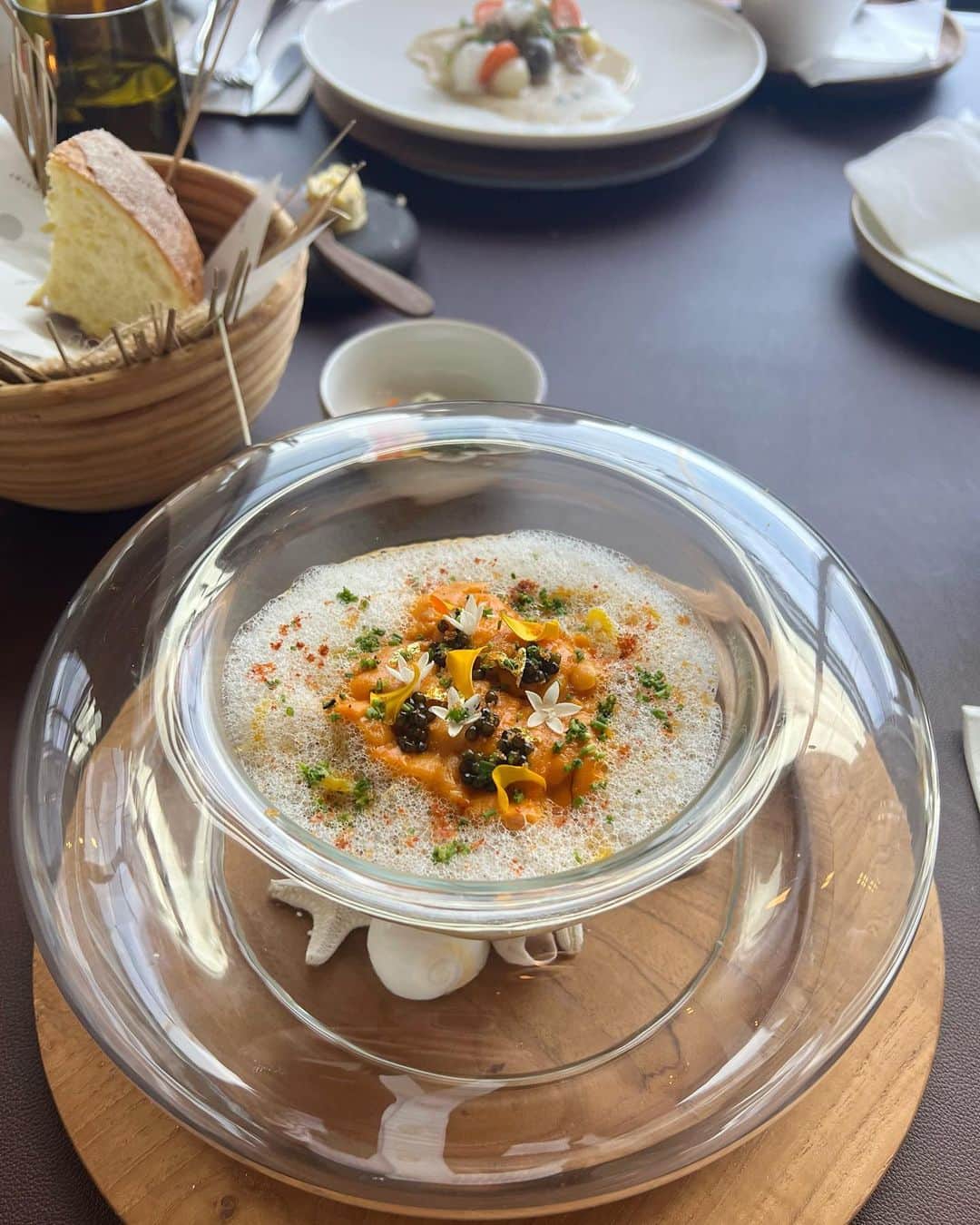 稲川千里のインスタグラム：「📍 @entierfrenchdining   ゆみんがお洒落なお店を予約してくれた✨ 最初に出てきたパンが美味しくて、一気にハートを掴まれました🧡 もしまたKLに来ることがあったらまた来たい😌  #entierfrenchdining #クアラルンプールグルメ #クアラルンプール #KualaLumpur」