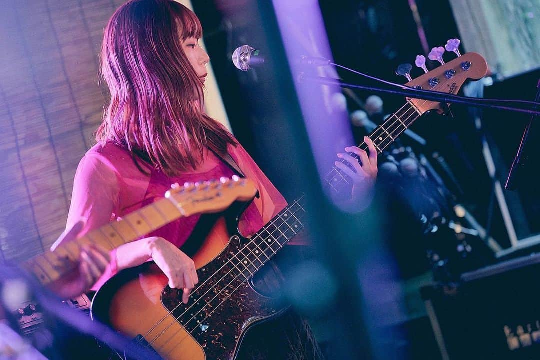 おかもとえみのインスタグラム：「@fujirock_jp  藤本夏樹くんのステージに出演させていただきました🙌 @natsuki_fujimoto くん素敵な経験をさせてくれてありがとう✨ @odddonuts_jp 機会をくれてありがとう✨ ベース弾いてる時口とんがっちゃうの癖😇  初めてのフジロックめっちゃ楽しかったな〜来年も行きたいし、今度はおかもとえみやフレンズでも出たい❤️‍🔥  今回学んだことは、靴選びの大切さです🔥  photo by @sotarogoto   #fujirock」