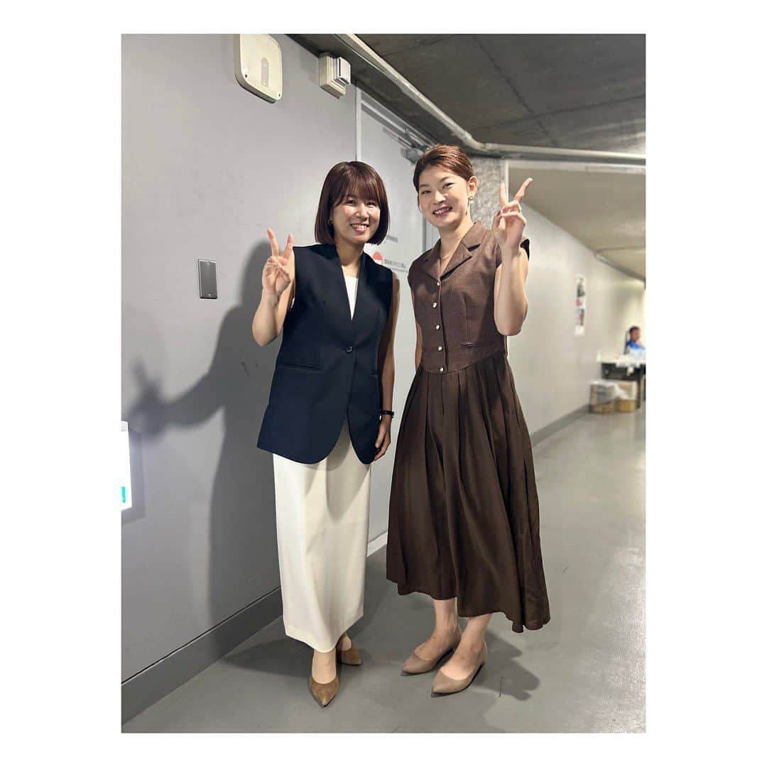 髙橋礼華さんのインスタグラム写真 - (髙橋礼華Instagram)「. . ジャパンオープンではたくさん貴重な経験をさせてもらいました☺️✨ . . 40回を記念してのセレモニー、藤井さんとの女子ダブルスでのメダルセレモニー、フジテレビさんでの解説、そして去年も世界選手権で出させていただいた中谷本舗さんとのお弁当コラボ、、、✨ . 特にメダルセレモニーは緊張しました、、、 でも今まで一緒に戦ってきた中国ペア、韓国ペアにメダルをかけれたことはとても感慨深いものがありちょっと泣きそうになりました🥹✨ . . 今年はお弁当の場所も少しわかりづらい場所にありましたが買いました！美味しかったです！という声を会場でもSNSでも頂き嬉しい限りです❤️ . . 解説も去年同様、信太郎さんとのダブル解説ですごく楽しかったです😌✨ . . . 久しぶりに先輩方にも会えてたくさんお話しすることができ楽しかったです☺️🩷 . . 日本代表選手にも誰か会えるかなぁと思ったけど誰にも会えず、、、😭 . . 今日から代表選手はオーストラリアに出発し、3週目です😨 ハードスケジュールですがみんな怪我なく戦ってほしいなと思います👊 . ##. . 私もまた明日から頑張るぞ！！！ #ジャパンオープン #レキシーさんとセレモニー #藤井さんとプレゼンター #解説 #大好きな先輩方 #お弁当 #たまたまいた旦那とパチリ」7月30日 21時16分 - ayataka419