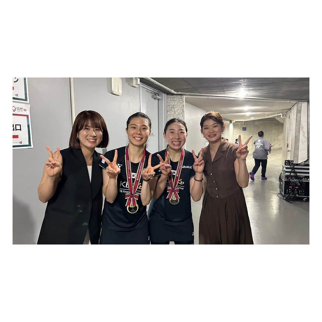 髙橋礼華さんのインスタグラム写真 - (髙橋礼華Instagram)「. . ジャパンオープンではたくさん貴重な経験をさせてもらいました☺️✨ . . 40回を記念してのセレモニー、藤井さんとの女子ダブルスでのメダルセレモニー、フジテレビさんでの解説、そして去年も世界選手権で出させていただいた中谷本舗さんとのお弁当コラボ、、、✨ . 特にメダルセレモニーは緊張しました、、、 でも今まで一緒に戦ってきた中国ペア、韓国ペアにメダルをかけれたことはとても感慨深いものがありちょっと泣きそうになりました🥹✨ . . 今年はお弁当の場所も少しわかりづらい場所にありましたが買いました！美味しかったです！という声を会場でもSNSでも頂き嬉しい限りです❤️ . . 解説も去年同様、信太郎さんとのダブル解説ですごく楽しかったです😌✨ . . . 久しぶりに先輩方にも会えてたくさんお話しすることができ楽しかったです☺️🩷 . . 日本代表選手にも誰か会えるかなぁと思ったけど誰にも会えず、、、😭 . . 今日から代表選手はオーストラリアに出発し、3週目です😨 ハードスケジュールですがみんな怪我なく戦ってほしいなと思います👊 . ##. . 私もまた明日から頑張るぞ！！！ #ジャパンオープン #レキシーさんとセレモニー #藤井さんとプレゼンター #解説 #大好きな先輩方 #お弁当 #たまたまいた旦那とパチリ」7月30日 21時16分 - ayataka419