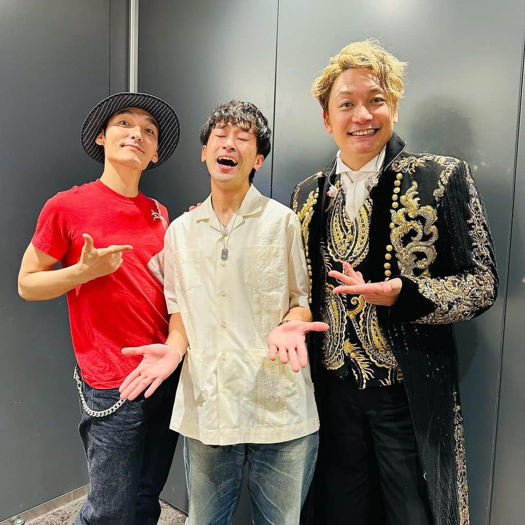 としみつのインスタグラム：「今日はライブ尽くし！  お昼は香取慎吾さんのLIVE 『Black Rabbit』ぴあアリーナMM公演 観に行かせていただきました！！  すごく素敵な空間をありがとうございました めちゃめちゃカッコよかった…  子供の頃から大好きな人が、自分が大人になった今もステージの上に立ち、歌って踊ってくれる事がどれだけ幸せか、そんなことに改めて気づかせてくれた時間。 自分も長く人に愛され、愛したいなと強く思いました😌  そしてMCで自分の名前言われるの想定外すぎたし隣に草彅さんが座って観ていたのもカメラに抜かれるまで気づかなくて仰天しました。。笑  終わった後も気さくにお話ししてくださり感謝でした😭  ちなみに僕は小学生の頃は綾小路きみまろさんの漫談CDを聴きながら夜寝ていました(ガチ  幸せ  #香取慎吾  #blackrabbit」