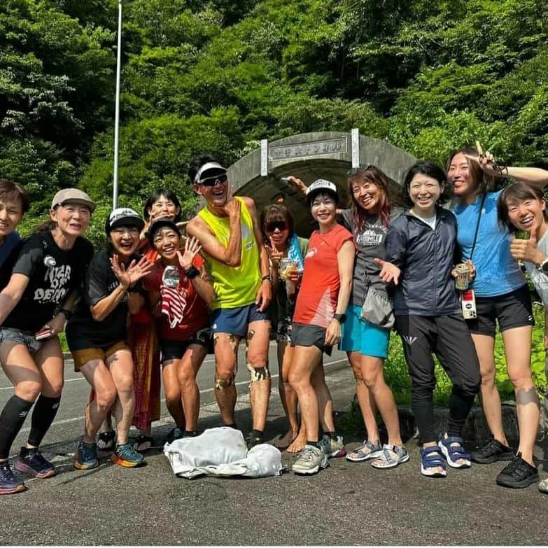 鏑木毅さんのインスタグラム写真 - (鏑木毅Instagram)「チーム100マイル夏合宿in新潟。今回はメンバーの黒岩さんが移住先の新潟で結成した「YUKIDAN（雪団）」の 皆さんのサポートにより 越後の山々を 走り尽くしました。 左アキレス腱の怪我を気にしながらも なんとか乗り切ることができました。 しかし まだまだ 体は3割ぐらいの出来上がりです。そしてとにかく  暑い 2日間でした。 日中はみっちり 走り、 夜はミーティング 、飲み会、カラオケと 苦しくも 本当に楽しい 2日間を過ごすことができました。 印象的だったのは 利根川水源の地を初めて訪れることができたこと。 70年も前に 私の叔父さんが 群馬県山岳連盟の隊員として 発見した 「利根川水源」。 子供の頃 おじさんから この水源を発見した時の 感動話を何度も聞かされました。 ついに訪れることはでき久々に おじさんのこと 思い浮かべました。 越後の山を甘く見てました（笑）。YUKIDANの皆さんに心から感謝申し上げたいです。ありがとうございました。 #チーム100マイル #トレイルランニング #tnfvectiv #trailrunning #tnfjp #thenorthfacejapan #thenorthfaceathlete #gontex #essサングラス #アスタビータースポーツ #雪団 #yukidan #鏑木毅」7月30日 21時18分 - tsuyoshikaburaki