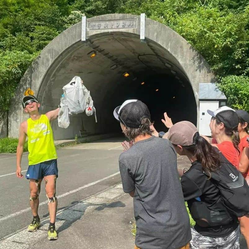 鏑木毅さんのインスタグラム写真 - (鏑木毅Instagram)「チーム100マイル夏合宿in新潟。今回はメンバーの黒岩さんが移住先の新潟で結成した「YUKIDAN（雪団）」の 皆さんのサポートにより 越後の山々を 走り尽くしました。 左アキレス腱の怪我を気にしながらも なんとか乗り切ることができました。 しかし まだまだ 体は3割ぐらいの出来上がりです。そしてとにかく  暑い 2日間でした。 日中はみっちり 走り、 夜はミーティング 、飲み会、カラオケと 苦しくも 本当に楽しい 2日間を過ごすことができました。 印象的だったのは 利根川水源の地を初めて訪れることができたこと。 70年も前に 私の叔父さんが 群馬県山岳連盟の隊員として 発見した 「利根川水源」。 子供の頃 おじさんから この水源を発見した時の 感動話を何度も聞かされました。 ついに訪れることはでき久々に おじさんのこと 思い浮かべました。 越後の山を甘く見てました（笑）。YUKIDANの皆さんに心から感謝申し上げたいです。ありがとうございました。 #チーム100マイル #トレイルランニング #tnfvectiv #trailrunning #tnfjp #thenorthfacejapan #thenorthfaceathlete #gontex #essサングラス #アスタビータースポーツ #雪団 #yukidan #鏑木毅」7月30日 21時18分 - tsuyoshikaburaki