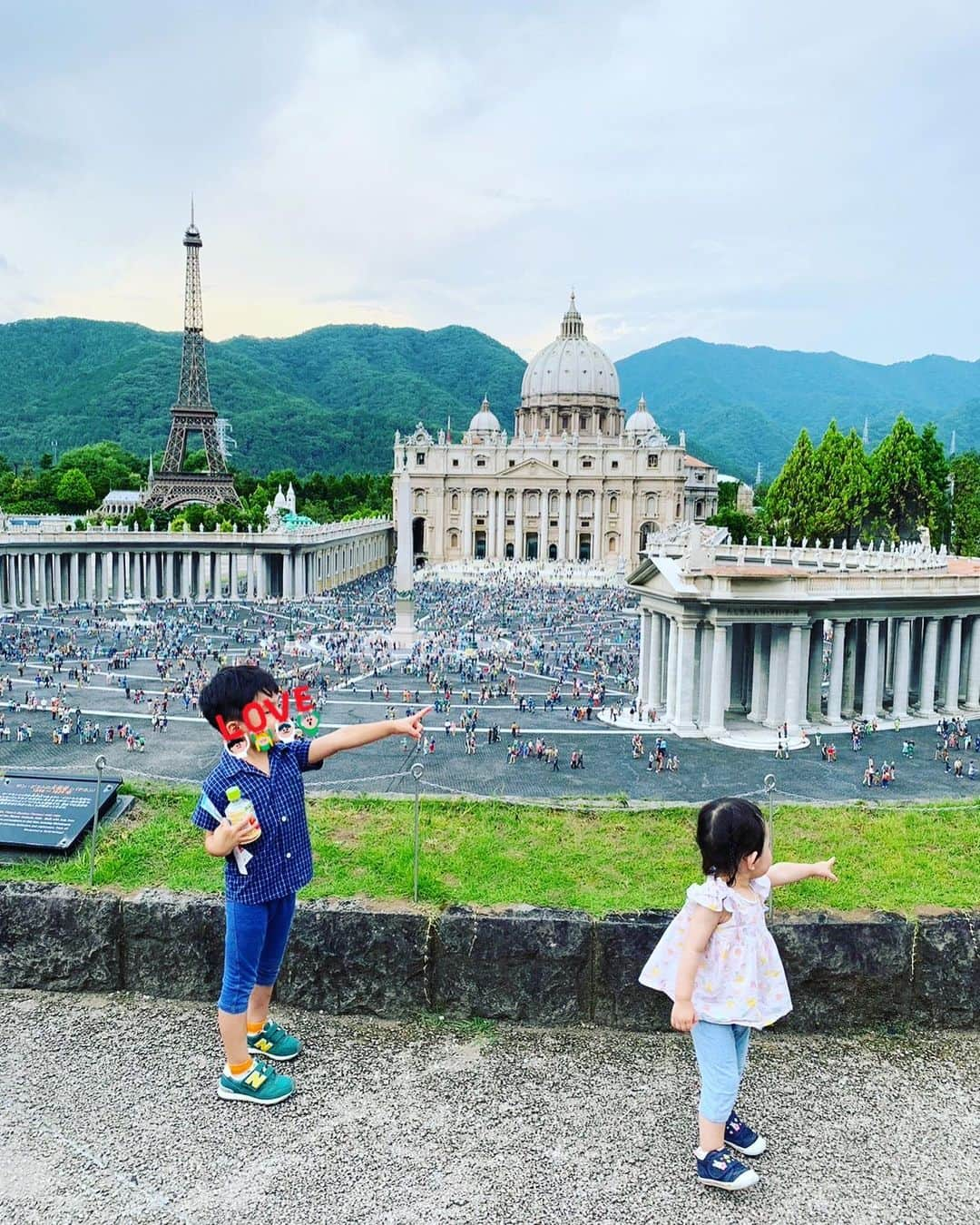 百千糸さんのインスタグラム写真 - (百千糸Instagram)「今回は息子が乗りたい乗りたいと言っていてリバティという新幹線に乗って鬼怒川温泉と、東武ワールドスクエアに行って来ました！  日差しカンカン照りのなか行くことになるだろうと覚悟して行きましたが、丁度私たちがゲートに入ったら日が影ってくれて約1時間、日を浴びずに世界を見ることが出来ました^_^  子どもたちは色々なことに興味を持ち楽しんでいました❣️  夜はひっっさしぶりに♨️に入り満足です！息子も沢山の大きなお風呂にびっくりしながらも気持ちよさそうに入っていました♨️ら」7月30日 21時18分 - junko_ichida