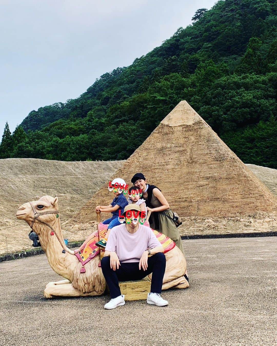 のインスタグラム：「今回は息子が乗りたい乗りたいと言っていてリバティという新幹線に乗って鬼怒川温泉と、東武ワールドスクエアに行って来ました！  日差しカンカン照りのなか行くことになるだろうと覚悟して行きましたが、丁度私たちがゲートに入ったら日が影ってくれて約1時間、日を浴びずに世界を見ることが出来ました^_^  子どもたちは色々なことに興味を持ち楽しんでいました❣️  夜はひっっさしぶりに♨️に入り満足です！息子も沢山の大きなお風呂にびっくりしながらも気持ちよさそうに入っていました♨️ら」
