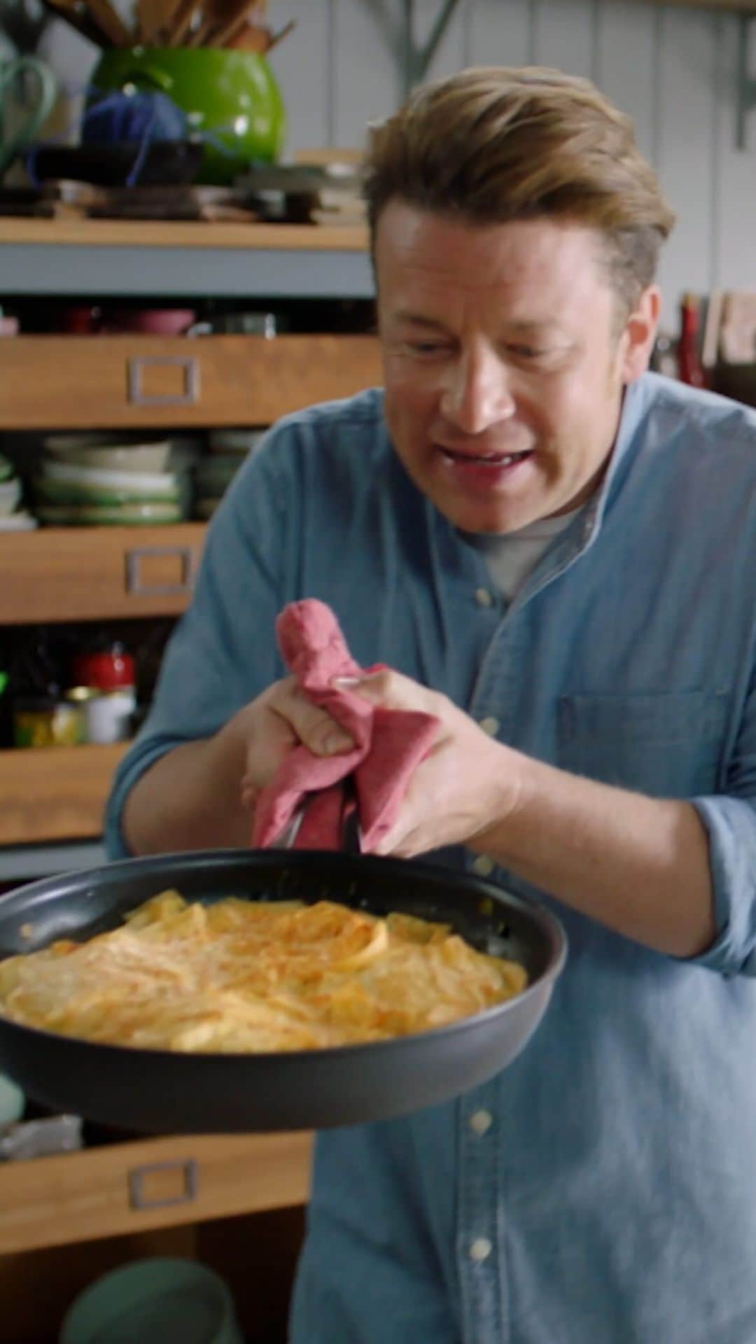 ジェイミー・オリヴァーのインスタグラム：「This is my lovely crazy simple fish pie made with only 5 ingredients!!! You can knock this one together in just 30 mins making it perfect for a super speedy family dinner. If you love this kinda recipe make sure you pre-order my new book with the same idea, 5 Ingredients Mediterranean! Recipe and link in my bio x  #quickandeasy #5ingredientsmed」