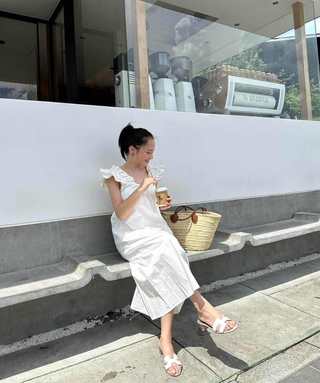 左近鈴乃さんのインスタグラム写真 - (左近鈴乃Instagram)「. 今日はいつもの地元メンバーで京都へ🎐🍃  あっつううう💧やけど よしむらのお蕎麦食べて抹茶ラテ飲んで 自然感じられて癒された〜🥢🍵  POPUPでゲットした @hiand_official のワンピースを 着て行こうと決めてました🕊️ 夏の白ワンピってやっぱりかわいい🤍  #京都 #京都グルメ #hiand」7月30日 21時20分 - suzuno_sakon
