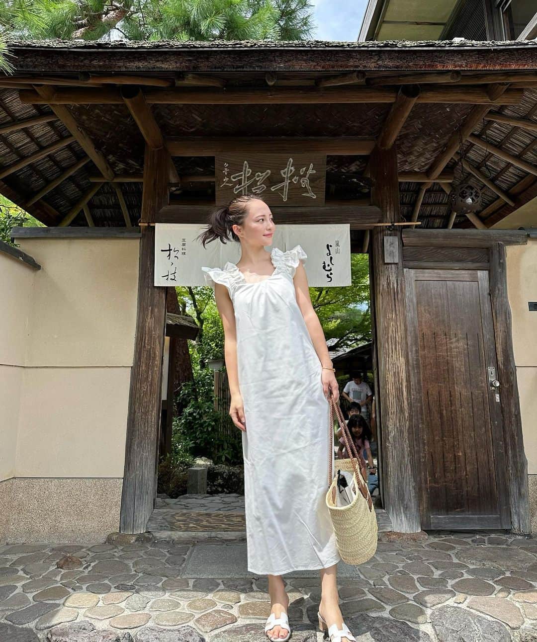 左近鈴乃さんのインスタグラム写真 - (左近鈴乃Instagram)「. 今日はいつもの地元メンバーで京都へ🎐🍃  あっつううう💧やけど よしむらのお蕎麦食べて抹茶ラテ飲んで 自然感じられて癒された〜🥢🍵  POPUPでゲットした @hiand_official のワンピースを 着て行こうと決めてました🕊️ 夏の白ワンピってやっぱりかわいい🤍  #京都 #京都グルメ #hiand」7月30日 21時20分 - suzuno_sakon