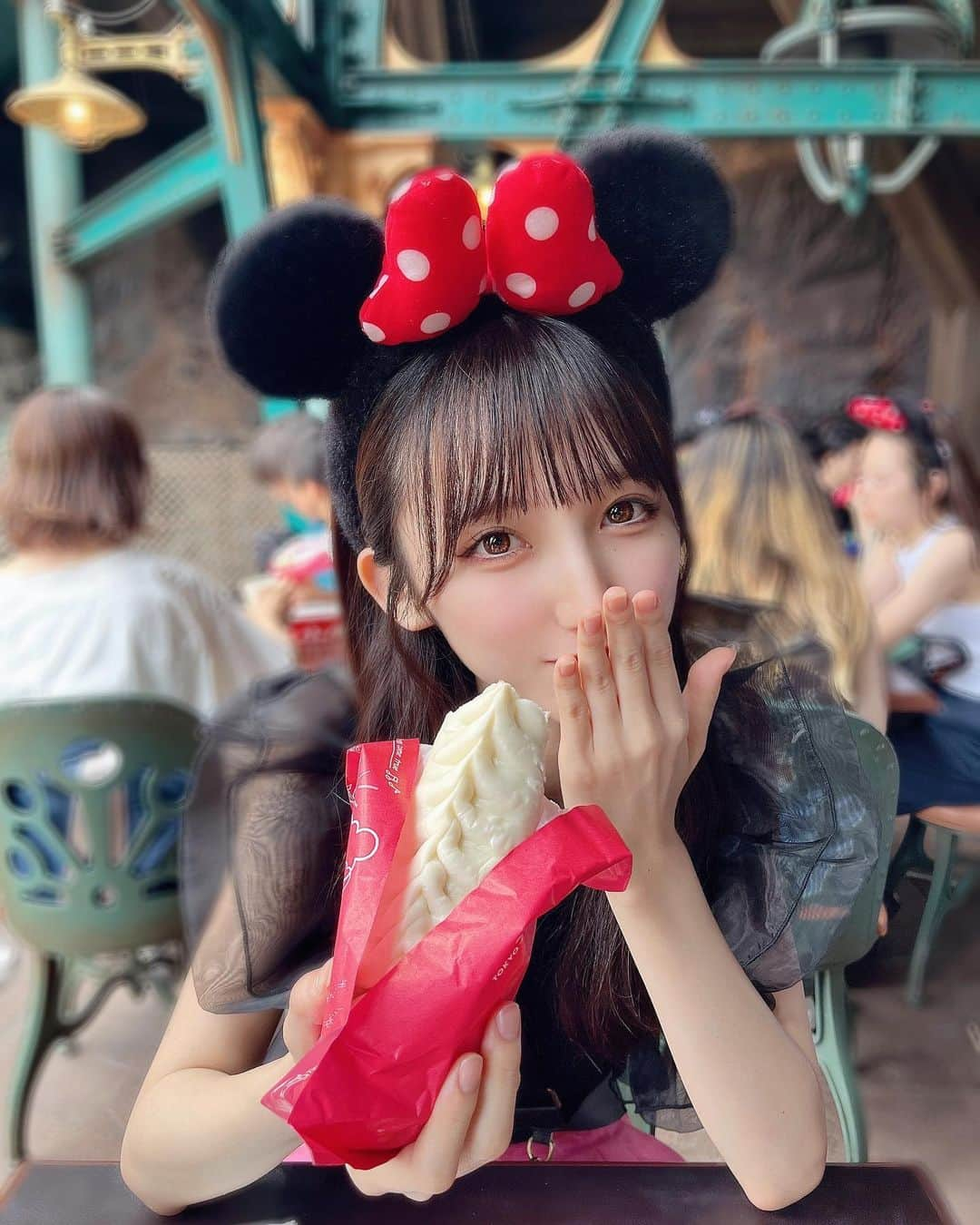 長友彩海のインスタグラム：「☺︎  ディズニーシーでは ギョウザドッグが1番好き🥟🥟🥟  #ディズニー #ディズニーシー #ディズニーフード  #ディズニー写真 #disney #disneysea #disneyinsta #akb48 #idol #love #photography #instafashion #instagood #like4like #followme #f4f」