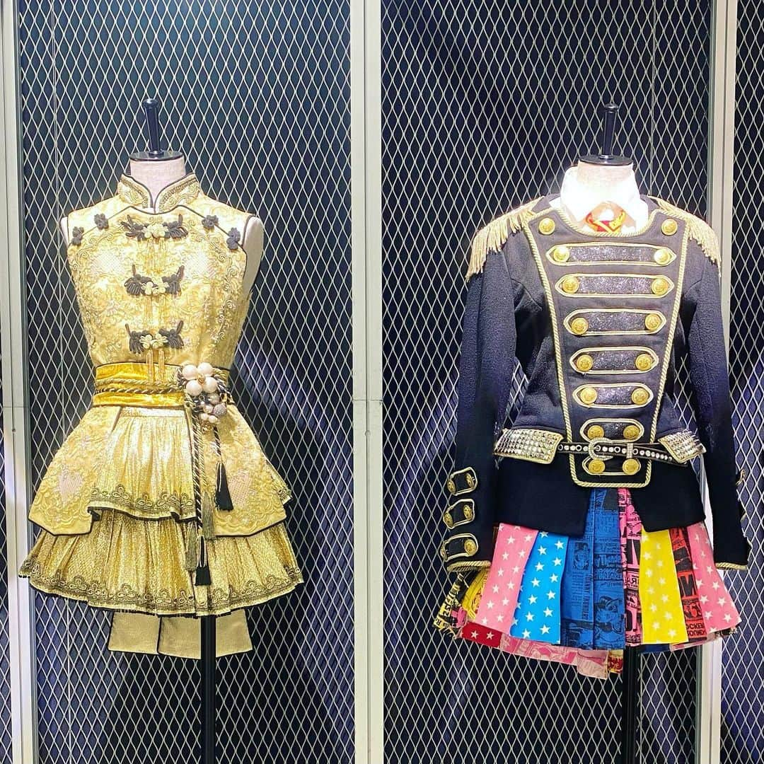 樋渡結依さんのインスタグラム写真 - (樋渡結依Instagram)「AKB48大衣装展に行ってきたよ👗♡  オサレカンパニーさんの素敵な衣装でアイドル活動できて幸せだったなぁって改めて思いました😊❣️ アイドル衣装好きの皆さんは特におすすめだよ！！  #akb48  #akb48大衣装展  #オサレカンパニー  #アイドル衣装  #大好きな先輩 方の衣装や #思い出 の衣装が展示されてたよ😊 #わるきー はやっぱり最高！ 最後のドレスは #渡辺美優紀 さんと #宮脇咲良 さんのドレスです🫶  ＊卒業ドレス図鑑に私の卒業ドレスも載ってたよ！是非チェックしてみてね☺️」7月30日 21時21分 - yui_hiwatashi0430