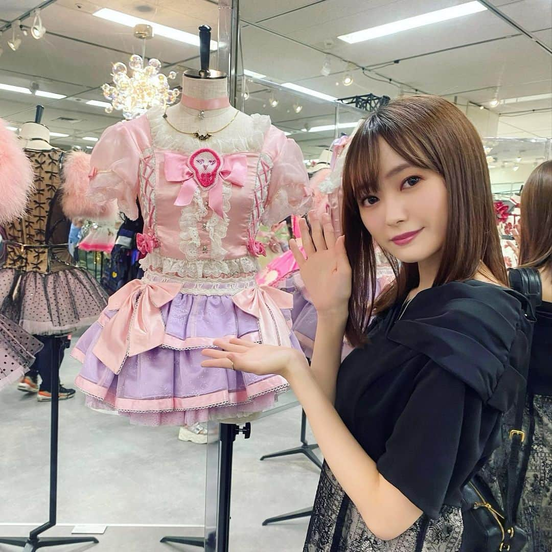 樋渡結依のインスタグラム：「AKB48大衣装展に行ってきたよ👗♡  オサレカンパニーさんの素敵な衣装でアイドル活動できて幸せだったなぁって改めて思いました😊❣️ アイドル衣装好きの皆さんは特におすすめだよ！！  #akb48  #akb48大衣装展  #オサレカンパニー  #アイドル衣装  #大好きな先輩 方の衣装や #思い出 の衣装が展示されてたよ😊 #わるきー はやっぱり最高！ 最後のドレスは #渡辺美優紀 さんと #宮脇咲良 さんのドレスです🫶  ＊卒業ドレス図鑑に私の卒業ドレスも載ってたよ！是非チェックしてみてね☺️」