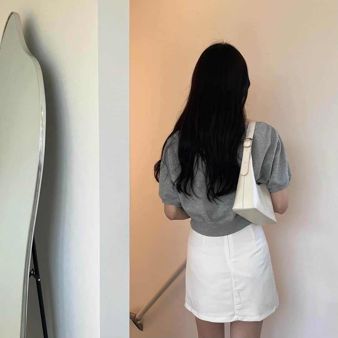 のインスタグラム：「. お気に入りのバッグは @aroundann_jp 🤍 見た目以上にしっかり入って優秀🫶🏻 #aroundann#アラウンドエン #韓国通販#韓国ファッション」