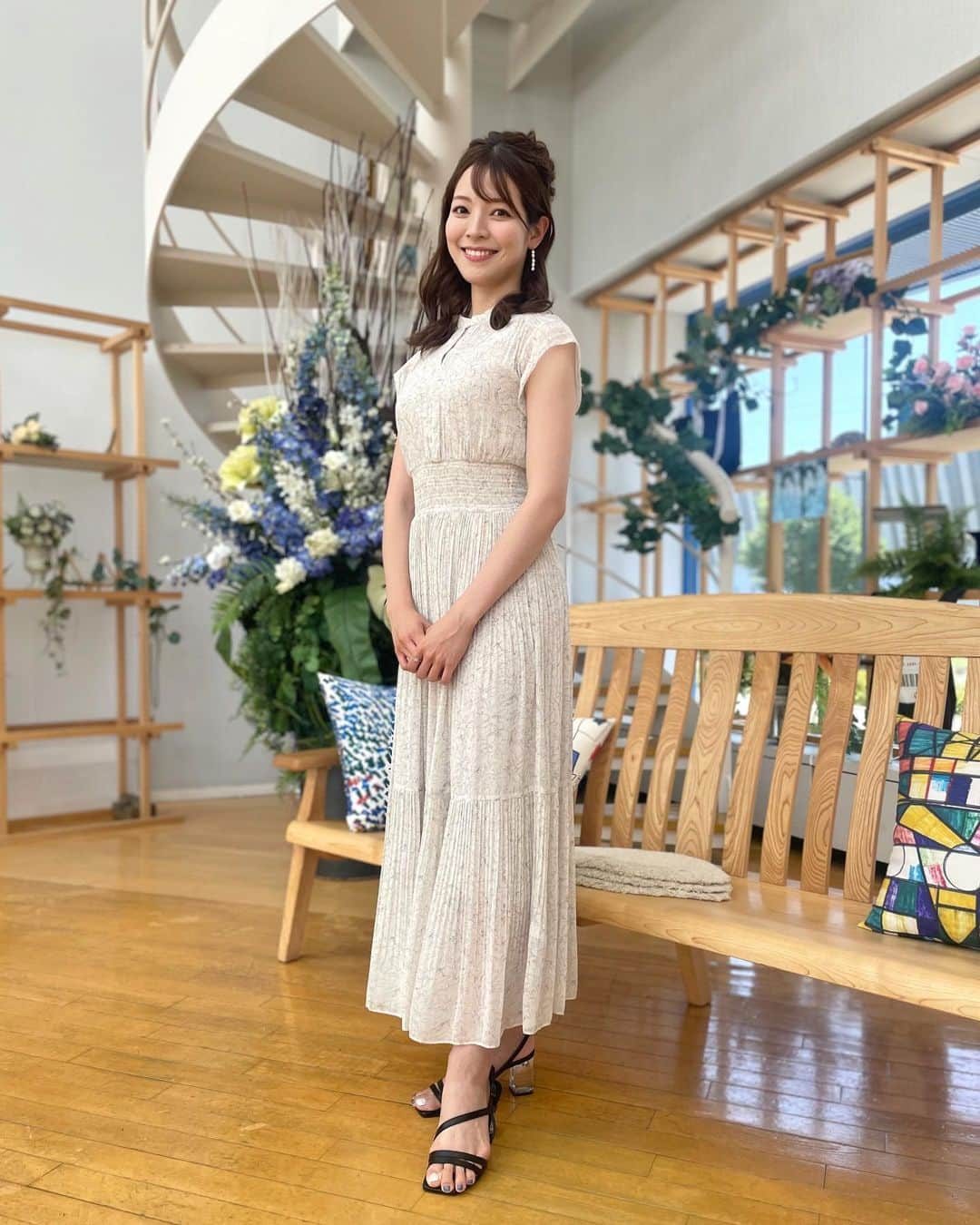 三宅絹紗のインスタグラム：「🤍 昨日のサタファン✴︎ 涼しげな まっしろなワンピースでした👗  きのうはフィンランドについて深掘りしましたが、 トナカイのお肉を食べるというのが結構衝撃でした🫨  #フィンランド暮らし#お便りテーマ#日焼け#三宅イラスト　 #ワンピース👗#ハーフアップお団子#ヘアアレンジロング#サタファン#サタデーファンキーズ#いわて#めんこいテレビ#三宅絹紗」