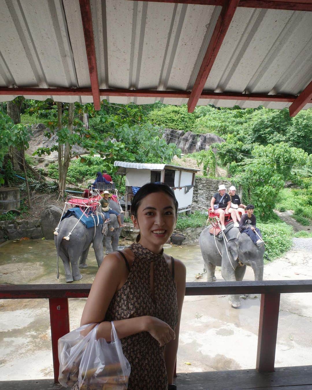 新郷桃子さんのインスタグラム写真 - (新郷桃子Instagram)「××× . 念願の象さんとの触れ合い🐘♡ 象さんトレッキングをしてきたよ！ 賢くて優しくて穏やかで可愛いゾウさんに終始感動。😭😢❤️ 鼻の上に乗せてくれたり、頭にも乗せてくれてご褒美にさとうきび渡したら喜びの舞も見せてくれた🐘❤️ トレッキングの後は、ショータイムへ。 超豪華ショーはタイおよび海外の専門家により企画・創造されているらしく、9種類のテーマ ( タイ文化、マジックイリュージョン、四次元効果、空中バレー、象の曲芸、室内花火、アクロバット、SFX、スタント)を取り入れた壮大な構成となってました！ 総勢150名の出演者と30頭の象を使った壮大なこのショーは、感動の嵐。 しっかりと目と心に焼き付けてきたよ！  カマラビーチにある25万坪の広大な敷地にあるテーマパークで ブュッフェもついていて楽しかったな😫🧚 #象使いのお兄さんしっかりカメラ目線 #プーケット#Phuket#象ツアー#象」7月30日 21時23分 - rinnnnn01