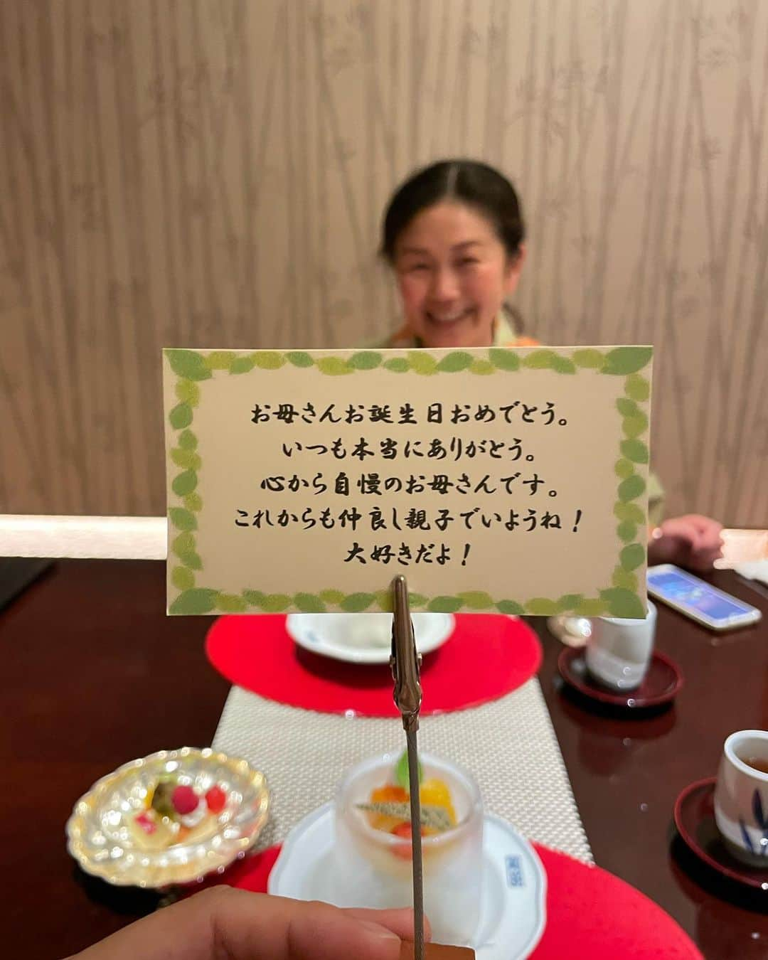 大関れいかさんのインスタグラム写真 - (大関れいかInstagram)「. 毎年恒例となっている、 マミーポコの誕生日京都旅行🚅 この前いってきたのー😉 マミポの喜んだ姿が1番うれちい！ 幸せだったなぁ！！ この毎年恒例のマミポとの2人旅が まじで楽しすぎて何の気も使わないし 最高すぎて年1は必須なの😂  京都はやはり良きとこ、だいすき！ そしてこの時期来ると必ず食べる鱧。 これがもう絶品で🥹💕 旅館のご飯ってほんとに美味しすぎて幸せ。 また来年も連れて行けるように頑張るぞいっ🌱  いつも笑顔で楽しくて優しい、 太陽みたいなマミーポコ。 改めて51歳おめでとうでした㊗️ 自慢のかあちい若すぎるマム。 一生元気で居てね🫶🏻 (のんべえ親子すぎて朝から晩まで 一生飲んでた、最高🍻) #京都」7月30日 21時23分 - _reikaoozeki