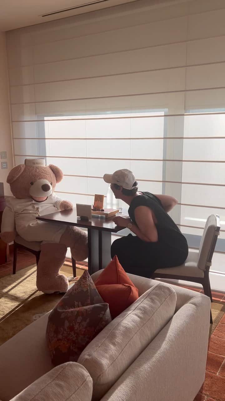 ジョニー・ウィアーのインスタグラム：「30.7.2023 So there I was, talking to a giant plush bear, minding my own business...   Traveling for work can be a very lonely thing. Luckily, my friends at @thepeninsulatokyo found someone for me to talk to. He really gets me and doesn’t care that I’m a human that talks to puff filled creatures. 🐻   #thepeninsulatokyo #tokyo #japan #friends #teddybear #travel #kuma #bear」