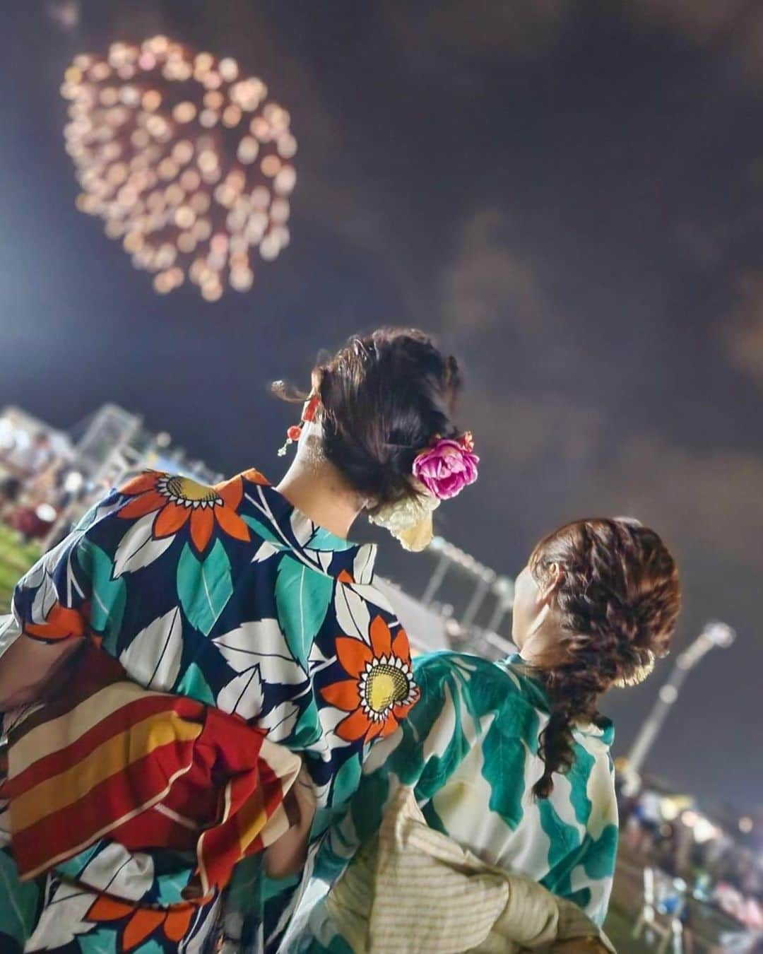 島川未有のインスタグラム：「吉野川フェスティバル。 BBQしながらの花火🎆、ステージのパフォーマンス、最高でした✨✨ 夏を大満喫しています😎 遊ぶぞー🫶  #吉野川フェスティバル#吉野川フェスティバル2023#徳島#徳島イベント」