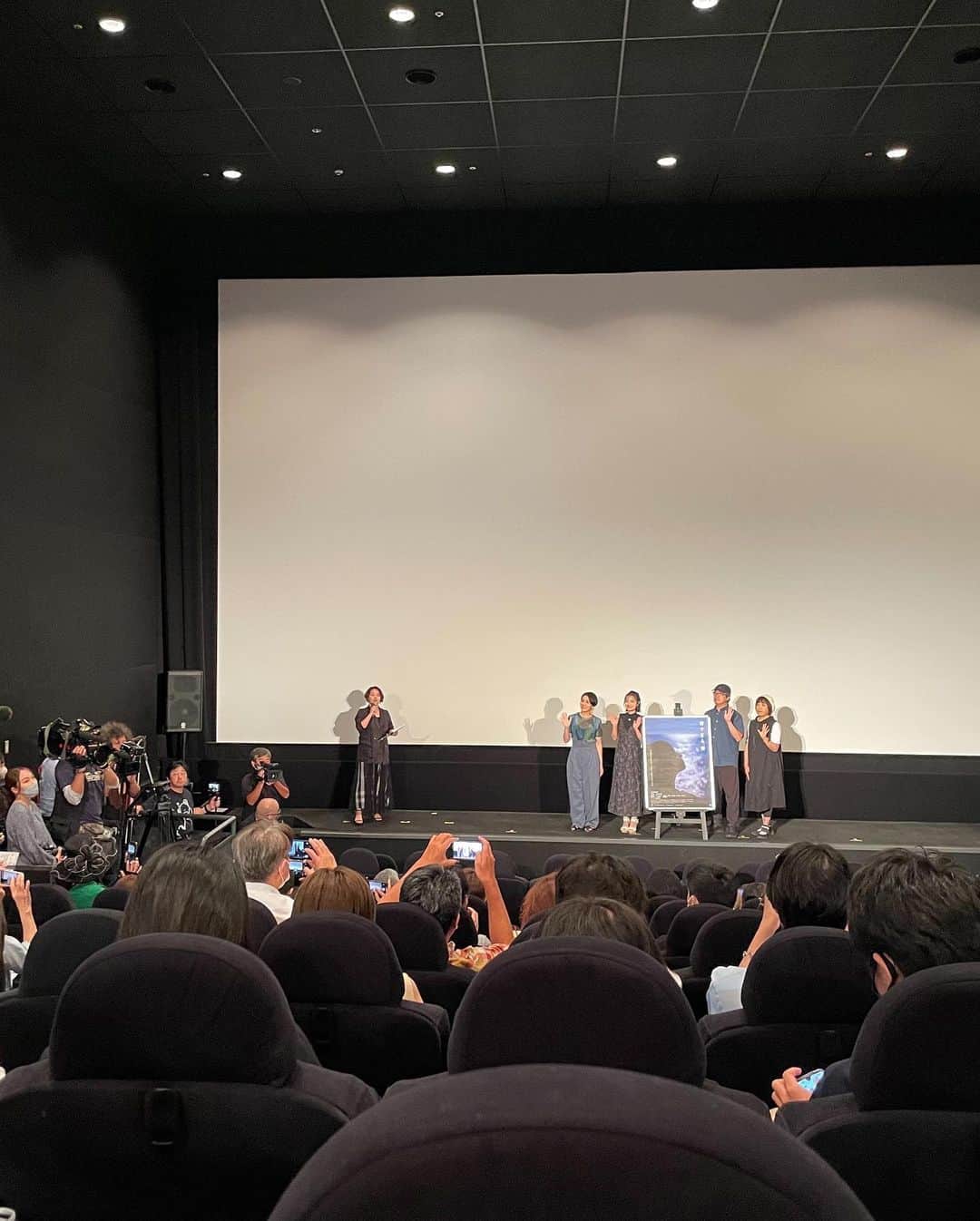 上大迫祐希さんのインスタグラム写真 - (上大迫祐希Instagram)「映画『青すぎる青』 鹿児島特別先行上映ありがとうございました！  幼い頃から何度も訪れていたこの鹿児島ミッテ10で、 主演映画の上映をしていただけたこと、 そして、こんなにもたくさんの方にお越しいただけたこと、 感謝の気持ちでいっぱいです。  映画はやはり、 映画館でお客さまに観ていただいてこそ、 完成するものですね。 劇場での初上映を見守ってくださった皆様、 本当にありがとうございました。  鹿児島では10月27日(金)から 東京では11月4日(土)から 新宿K's cinemaを皮切りに 全国順次公開となりますので 本公開もどうぞよろしくお願いいたします。  オール鹿児島ロケ作品の青春ファンタジー映画。 鹿児島の魅力がたっぷり詰まった映画になっています。 多くの方に届きますように。  最後には動画もあるのでスライドしてみてください＾＾  #映画 #青すぎる青 #鹿児島 #オール鹿児島ロケ #アミュプラザ鹿児島 #鹿児島ミッテ10 #上大迫祐希」7月30日 21時36分 - y_kamioosako