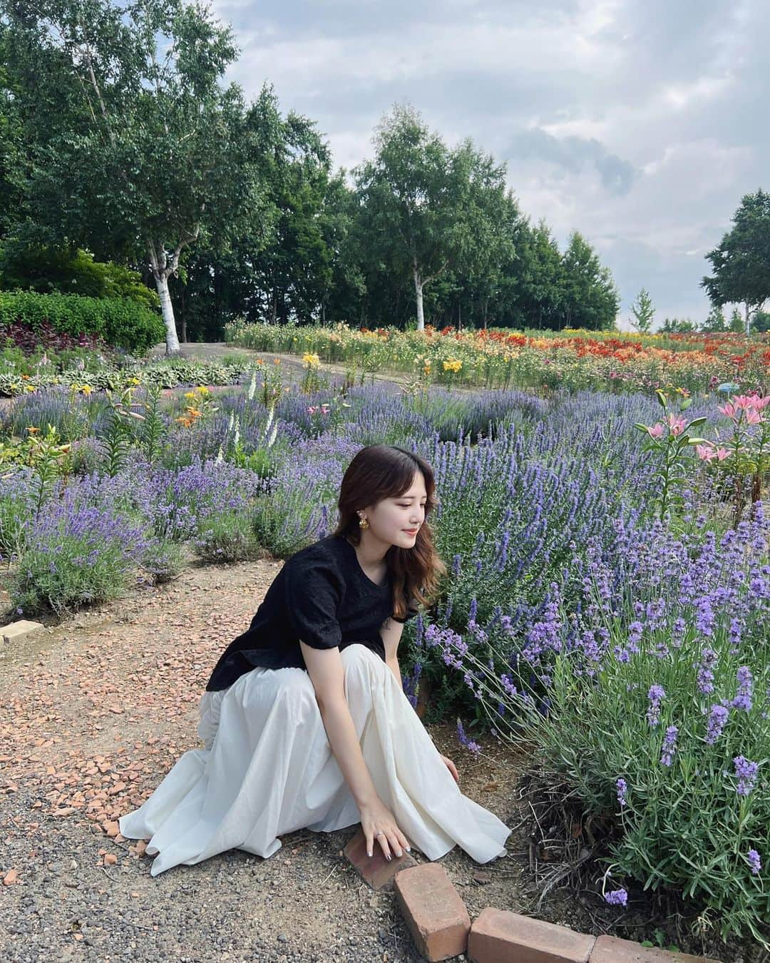 金光みり愛さんのインスタグラム写真 - (金光みり愛Instagram)「. 北海道で、「お花畑行きたーい🌸」って突然思い立って、近くで探して出てきたリリーパークに立ち寄ったらめちゃくちゃいいところだった🥹💐🌸  広すぎて歩いて回りきれる気がしなくて ガイドさん付きのカートで回ったよ🥰  気さくなガイドさんでたくさん写真撮ってくださって、 最後の一枚が新婚さんって感じでツボ😂💓  暑かったけどカートだと屋根もあって 風も感じられて最高だった🫶🏻 1人500円だから絶対カートで回るべし💐  . . . . . #北海道#北海道旅行#北見#知床#北海道グルメ#北海道ホテル#知床グルメ#知床ホテル#北こぶし#北海道観光#知床五湖#知床観光#ホテル#国内旅行#カップル旅行#カップル旅#北海道土産#旅行#旅#旅行コーデ#小清水#ゆりの郷#ゆりの郷こしみずリリーパーク」7月30日 21時37分 - milliah_kanemitsu