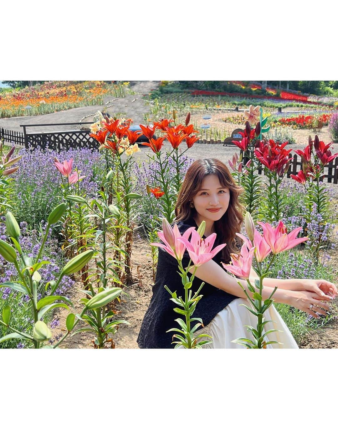 金光みり愛さんのインスタグラム写真 - (金光みり愛Instagram)「. 北海道で、「お花畑行きたーい🌸」って突然思い立って、近くで探して出てきたリリーパークに立ち寄ったらめちゃくちゃいいところだった🥹💐🌸  広すぎて歩いて回りきれる気がしなくて ガイドさん付きのカートで回ったよ🥰  気さくなガイドさんでたくさん写真撮ってくださって、 最後の一枚が新婚さんって感じでツボ😂💓  暑かったけどカートだと屋根もあって 風も感じられて最高だった🫶🏻 1人500円だから絶対カートで回るべし💐  . . . . . #北海道#北海道旅行#北見#知床#北海道グルメ#北海道ホテル#知床グルメ#知床ホテル#北こぶし#北海道観光#知床五湖#知床観光#ホテル#国内旅行#カップル旅行#カップル旅#北海道土産#旅行#旅#旅行コーデ#小清水#ゆりの郷#ゆりの郷こしみずリリーパーク」7月30日 21時37分 - milliah_kanemitsu