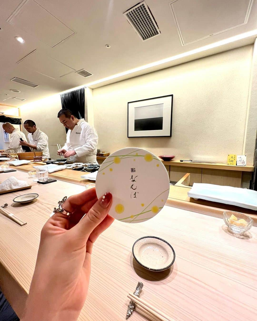 速水ティーナさんのインスタグラム写真 - (速水ティーナInstagram)「🚪🥂🫧🍣  先日、日比谷にある「鮨なんば」さんへ🐟  中々行けないお店に伺えて感無量🥹👏  全てがとっっても美味しかった❕  お鮨はお魚の種類によって 握りの温度を変化させる技術が 圧巻の美味しさを生み出していました🤍  舎利とネタの温度を1℃単位で変える技が 本当に凄かった✨  幸せディナーでした👑  お料理載せきれないので 詳しくは... 【 @tittymog 】を𝒞𝒽ℯ𝒸𝓀 ✔︎  #鮨なんば #日比谷 #日比谷グルメ #日比谷ミッドタウン #グルメ女子 #予約困難店 #千代田区グルメ」7月30日 21時29分 - tittypop