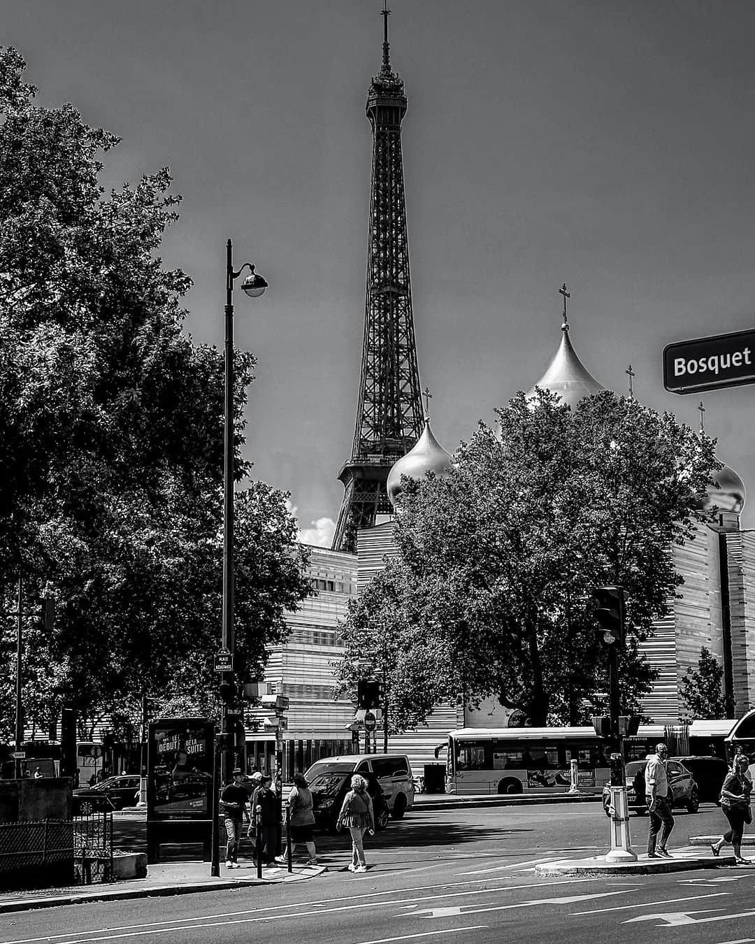 宍戸開のインスタグラム：「#bandw #bw #monochrome #streetphotography #storyofthestreet #streetofparis #streetcinematography #iphone14pro #photography #photographer #kaishishido #photooftheday #bnw #paris #cathedralesaintetienne #laseine #france 🇫🇷」