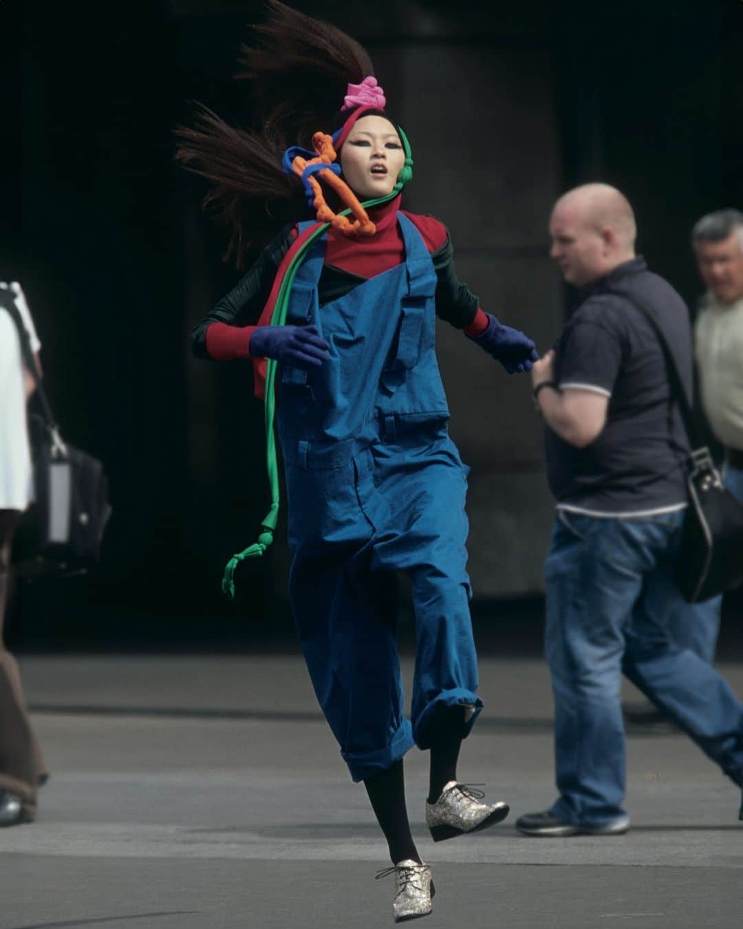 AnOther Magazineのインスタグラム：「A Sunday stomp with photographer Hans Feurer, taken from our Autumn/Winter 2007 issue 🚶‍♀️⁠ ⁠ What are your weekend plans? For inspiration, you can visit our monthly to-do list at the link in bio 📲⁠ ⁠ Photography by @hansfeurer⁠ Styling by @_mariechaix_⁠ Hair by @odilegilbert_official⁠ Make-up by @lloydsimmondsmakeup⁠ Model @iam_hyepark」