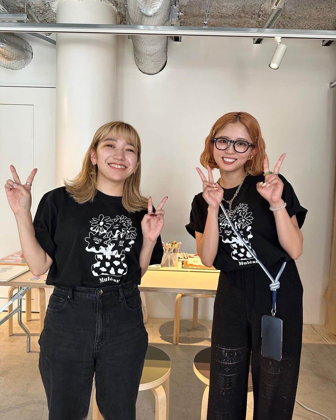 鈴本美愉のインスタグラム：「@muleau_official  Muléau Market 3日間無事に終了しました🙌♡ お暑い中足を運んでくださった皆さまありがとうございましたー‼︎ 3日間天候にも恵まれ、たくさんの方々にお会いできて嬉しかったです🌞 終日お店に立つのも初めてだったのですが、より皆さんとコミュニケーションができてとても楽しかったです✨  そして今回はイラストレーターYUKO MATOBA @matobakkusu さんとのコラボもありました！ 以前からマトバさんのイラストのファンで実際に似顔絵イベントに行かせていただき、いつか一緒にお仕事ができたらなと思っていたのですが、こんなに早く実現するとは思ってもいなくて本当に夢のようなコラボになりました🥲🤍  ２ショットも撮っていただきました＾＾そして似顔絵も描いてくださいましたああ😭歓喜😭 本当に嬉しかったです。ありがとうございました！！  今回は初めて下北沢でPOPUPだったのですが、Muléau Market だけではなく下北沢も楽しんでくださる方も多く、あそこのお店行ったよ報告も嬉しかったです💪  私も下北沢が好きなので、いつもとはまた違った雰囲気でPOPUPができてよかったなと思います✨  そしてとても嬉しいことにご好評につき全てのアイテムが完売いたしました。 せっかくお暑い中足を運んでくださったのにも関わらず、お買い物ができなかった皆さま申し訳ございません。  ８月にMuléauオンラインストアにて全てのアイテムが発売されるので、もう少々お待ちください！！🙏 お手数おかけします。  ３日間ご来店本当にありがとうございました🌼🌼🌼」