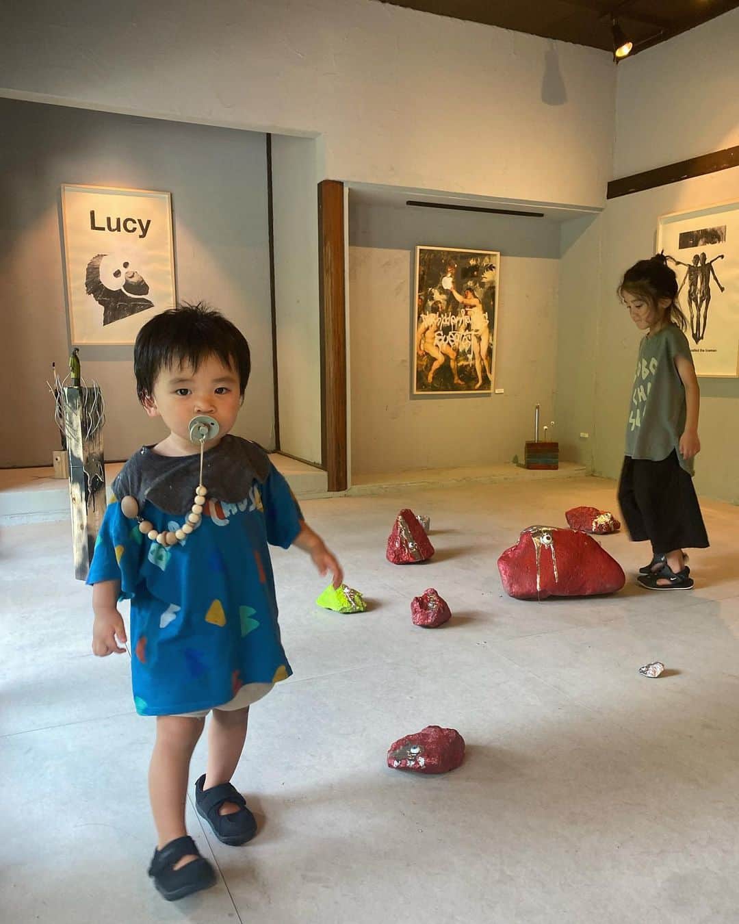 Saki のインスタグラム：「buggy exhibition  「進化と創造」 7/29-8/15 at @bum_jp   大阪府南河内郡千早赤阪村小吹293  いつもとは少し違う趣の作品展🐌🌳🪵🐛🪨🌏  絵やオブジェの販売もしています。  美味しいご飯🍛🥗🌮 お酒🍷やコーヒー☕️もあるので 作品を見がてらちょっと山の中まで自然を感じにゆったり過ごしに来てください🌳癒されます  お席はご予約がおススメです」